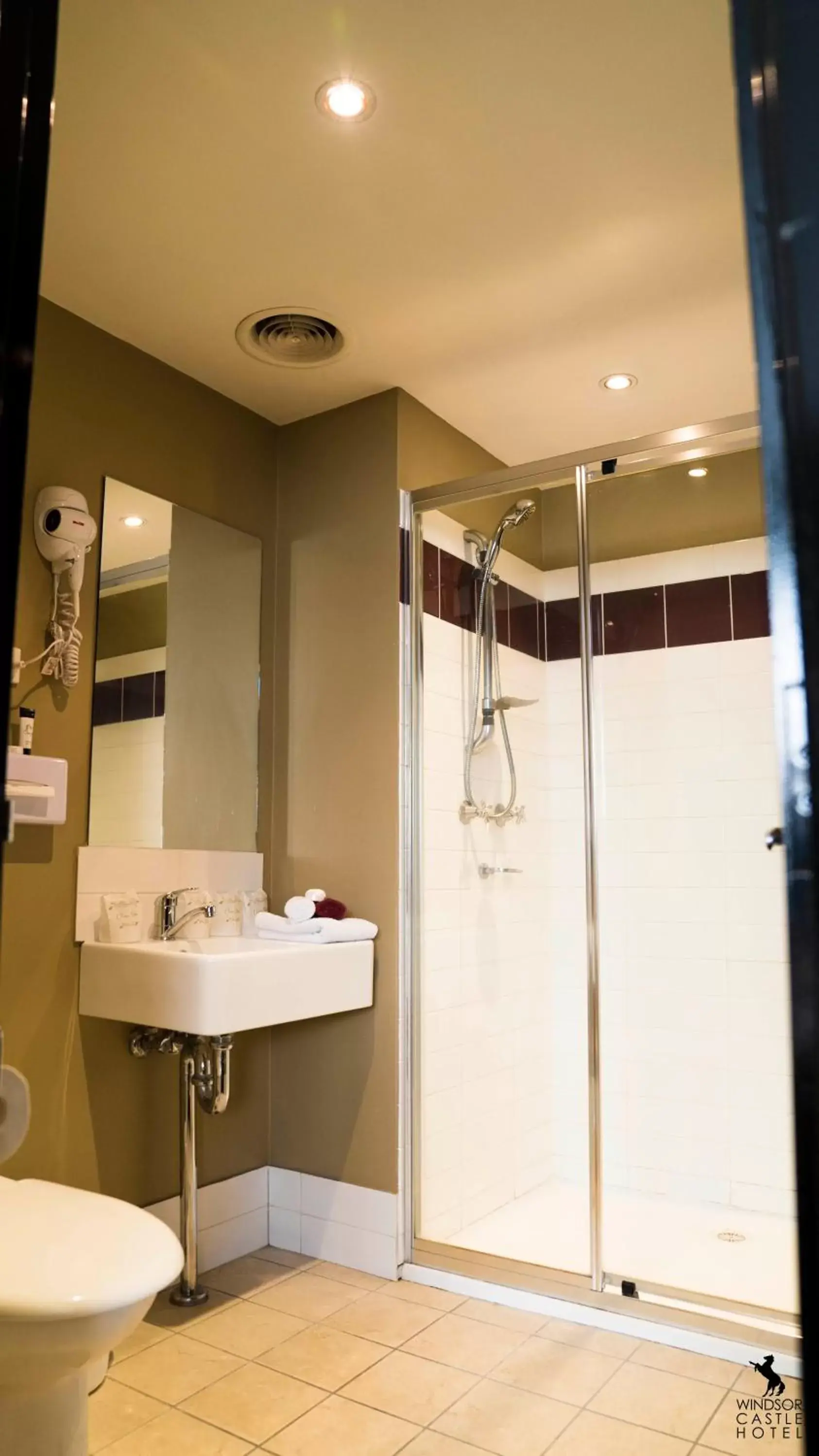 Bathroom in Windsor Castle Hotel