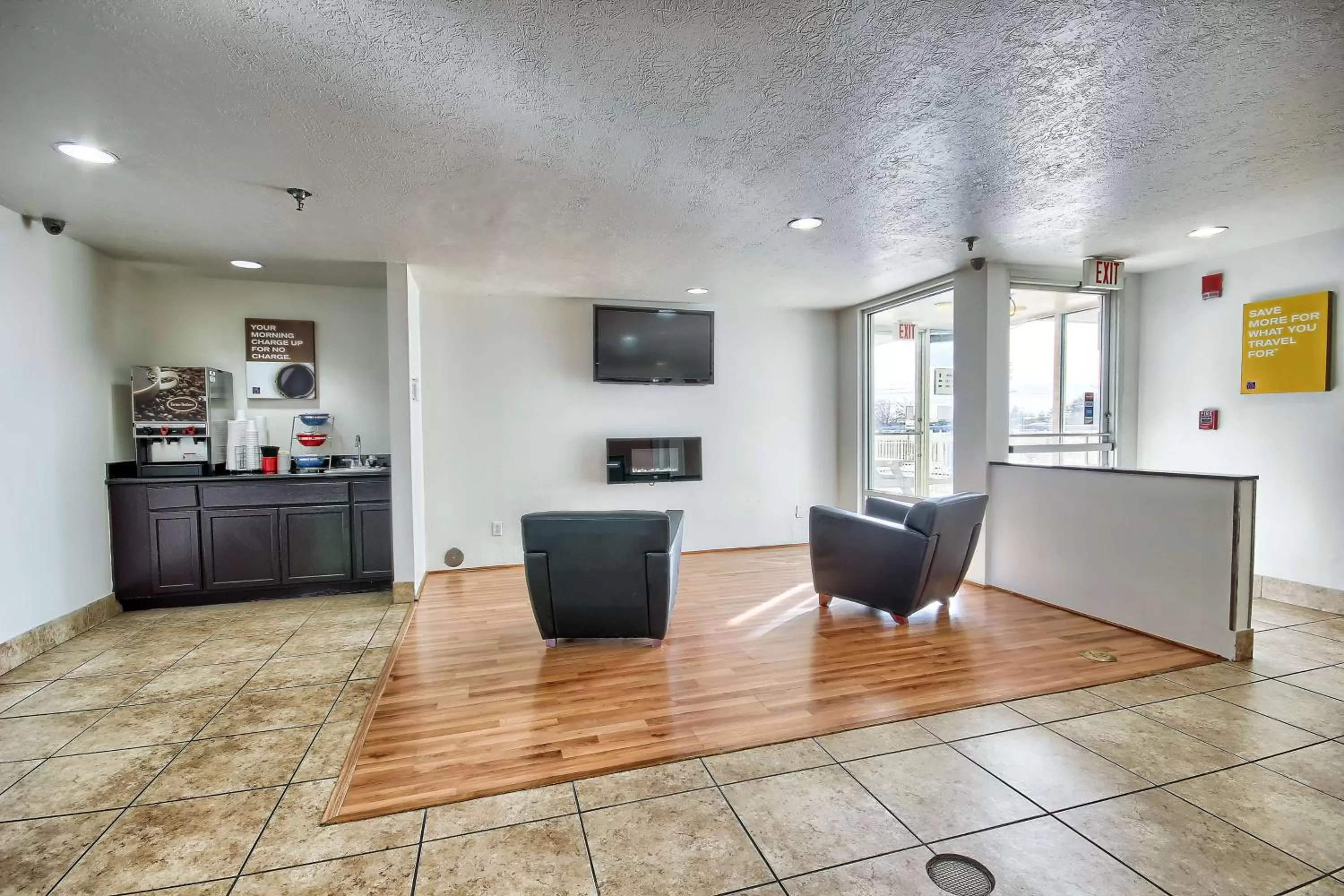 Communal lounge/ TV room in Motel 6-Columbus, OH - West