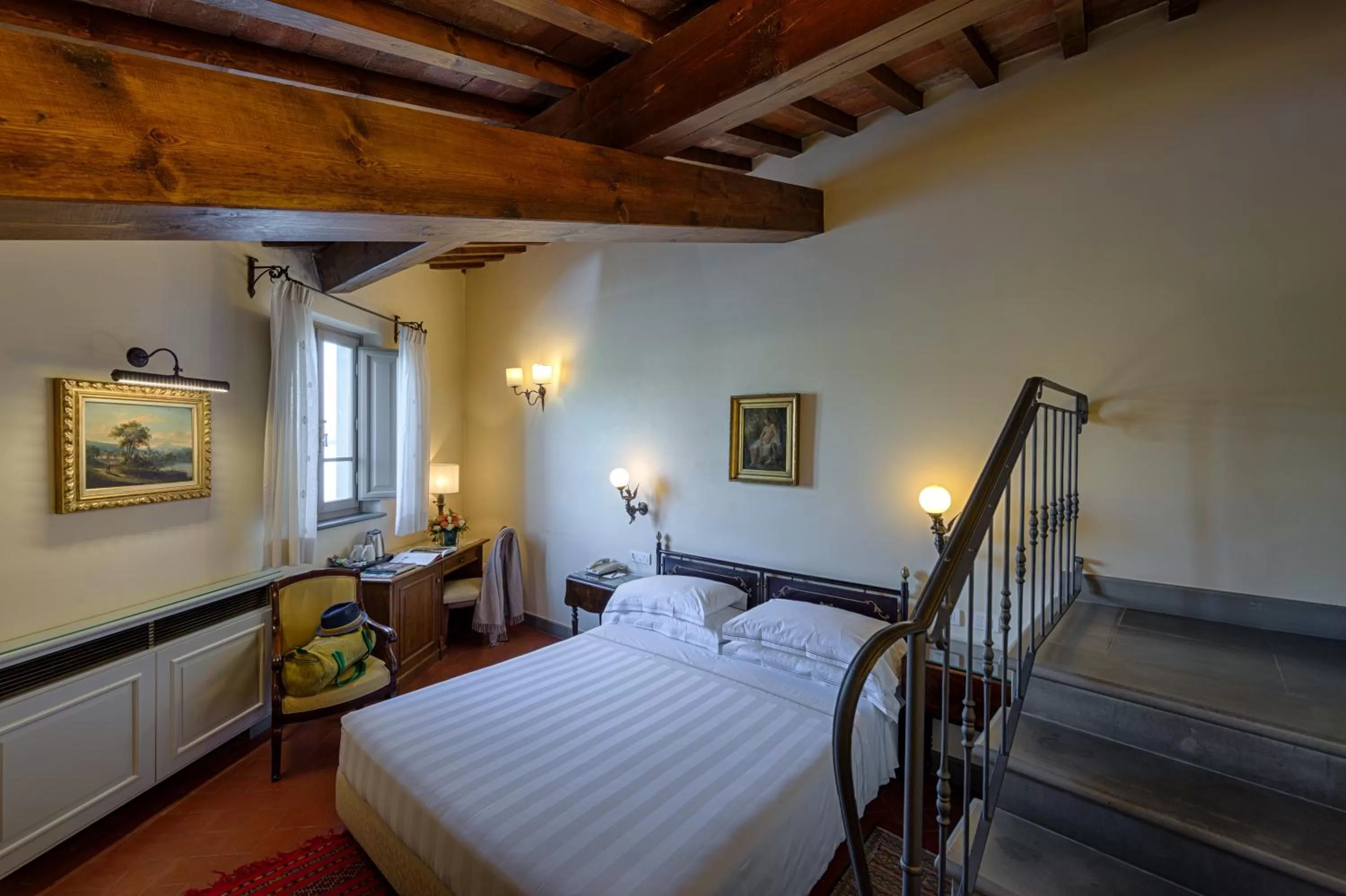 Photo of the whole room, Bed in Hotel Mulino di Firenze - WorldHotels Crafted