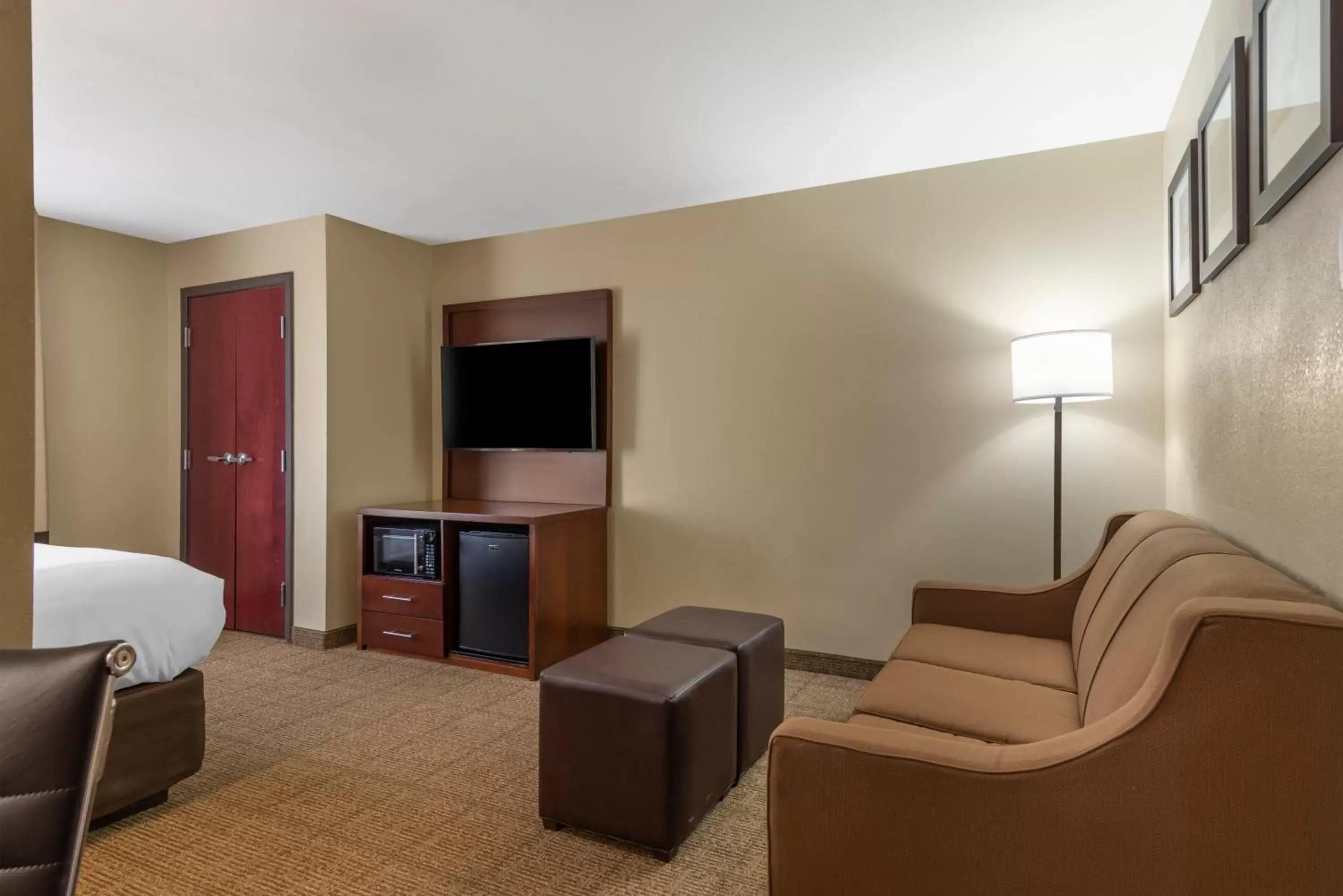 Bedroom, TV/Entertainment Center in Comfort Suites Locust Grove Atlanta South