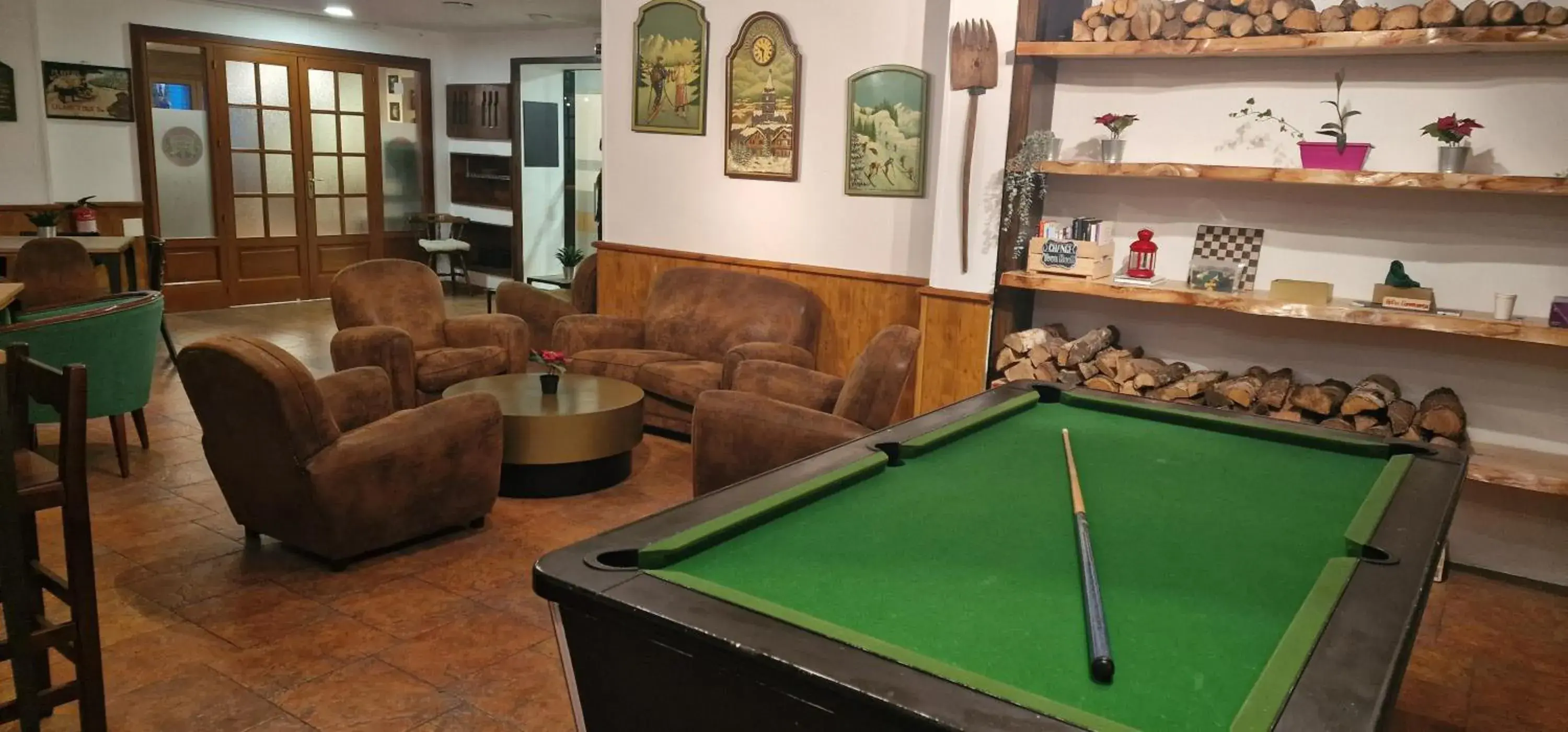 Lounge or bar, Billiards in Hotel Comapedrosa