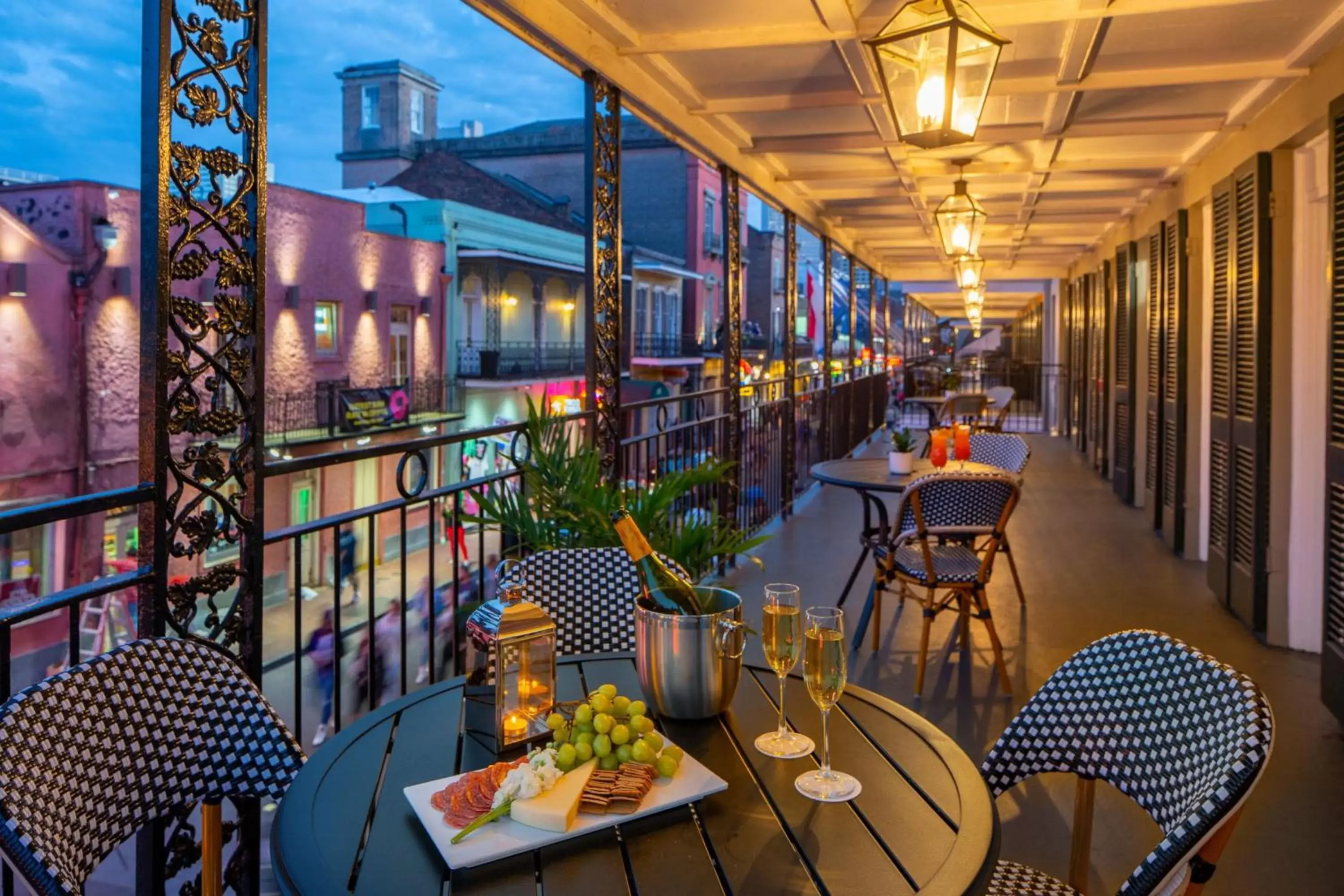 Photo of the whole room, Restaurant/Places to Eat in Four Points by Sheraton French Quarter