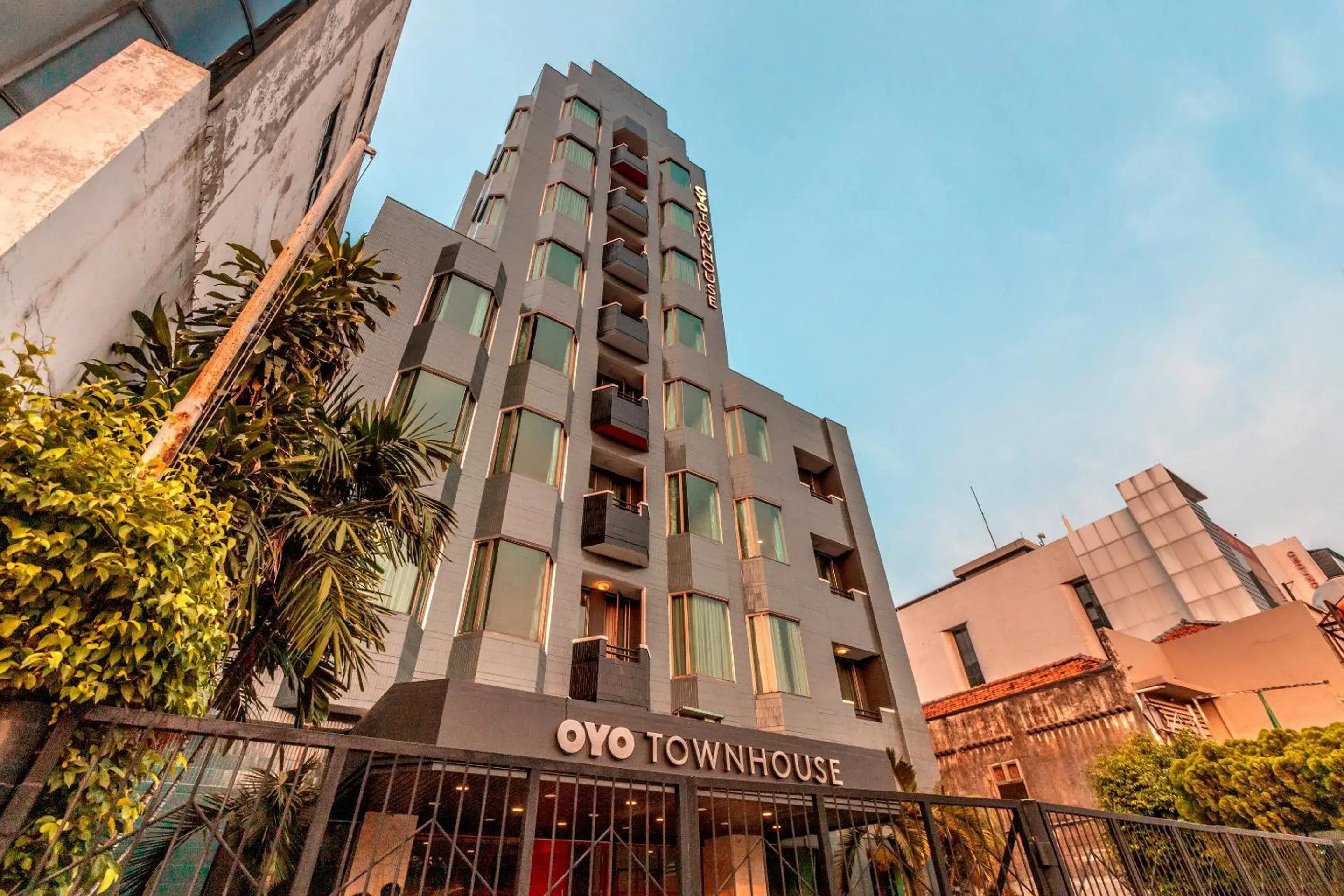 Facade/entrance, Property Building in OYO Townhouse 2 Hotel Gunung Sahari