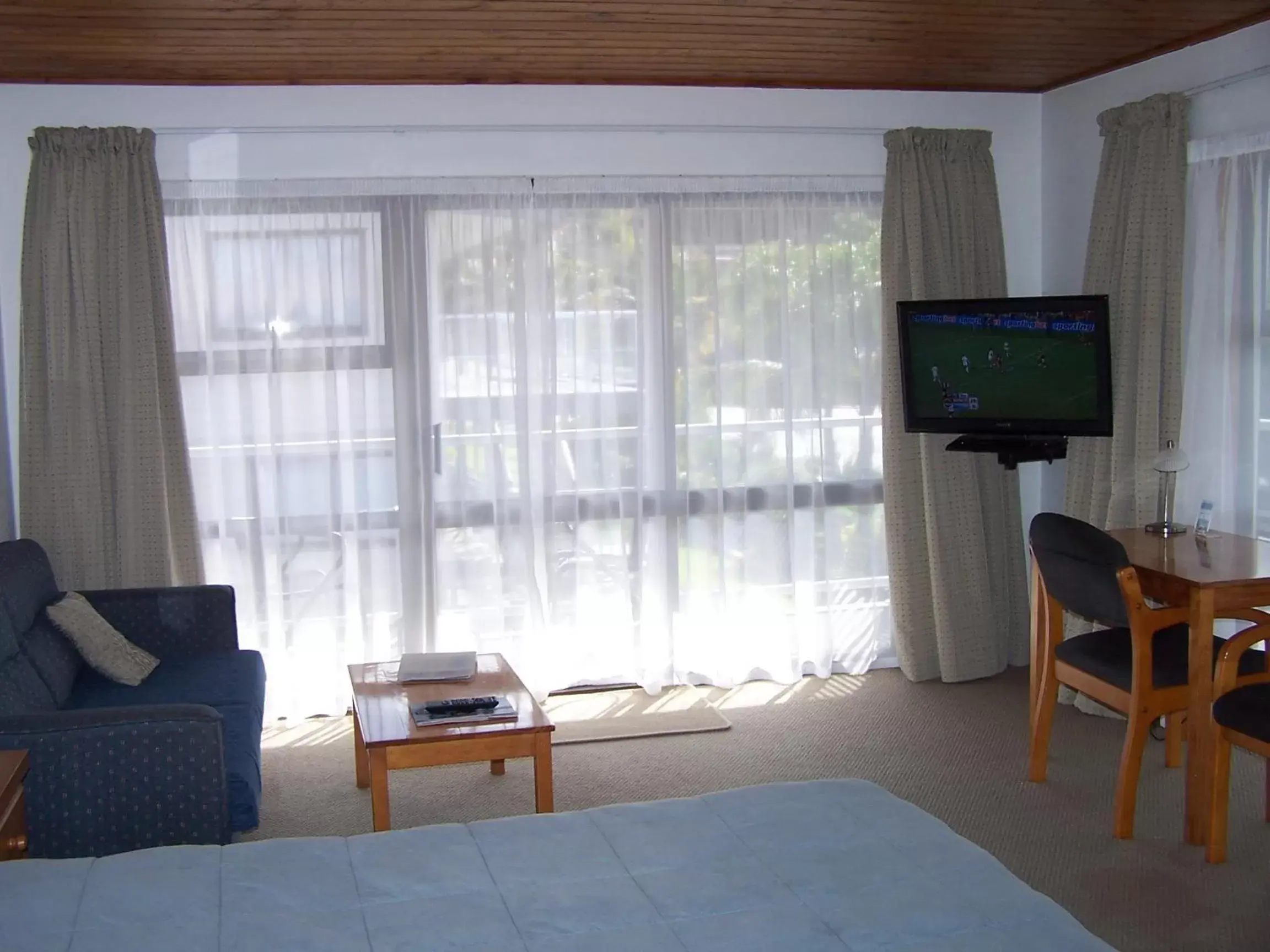 Day, TV/Entertainment Center in Austria Motel