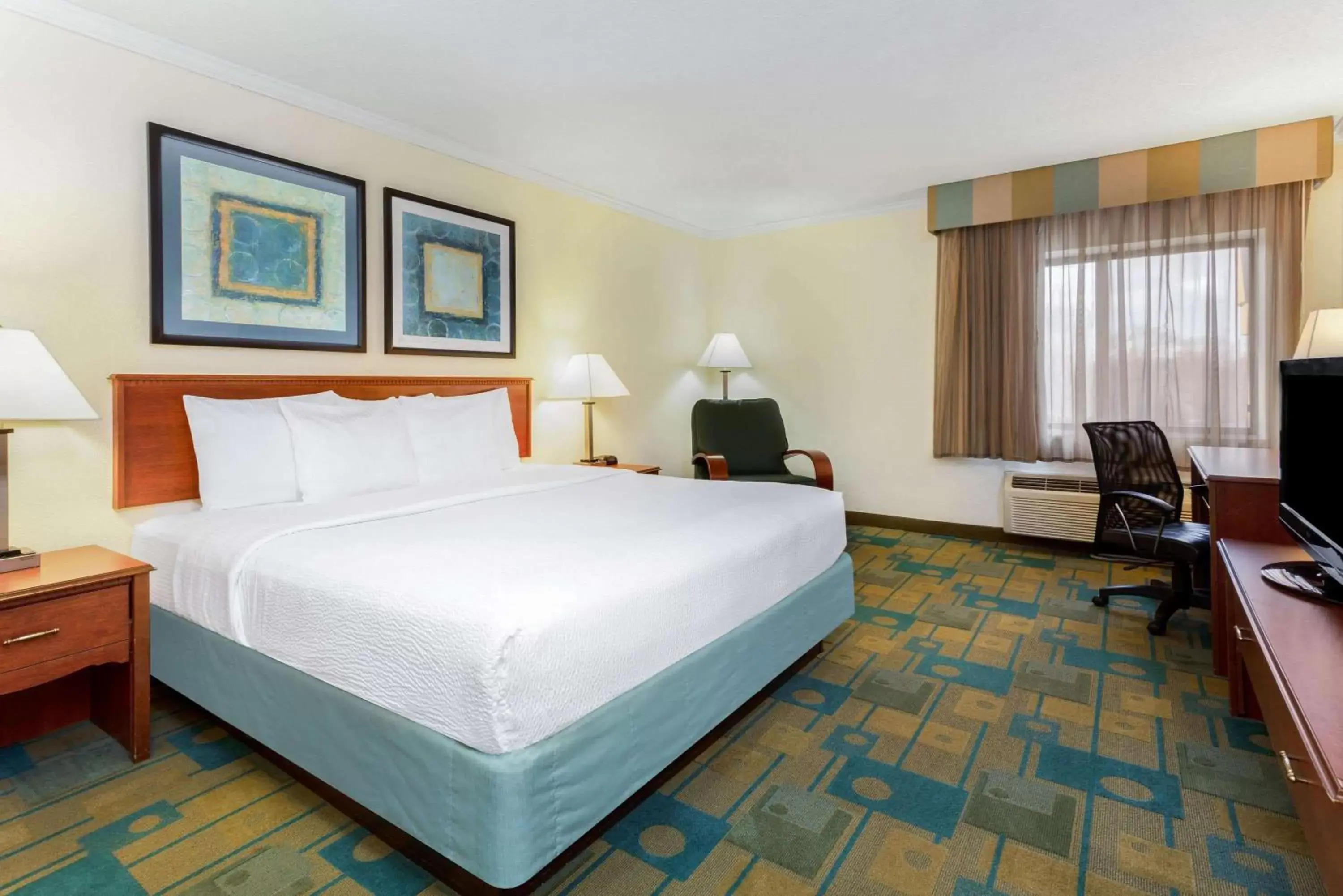 Photo of the whole room, Bed in La Quinta Inn by Wyndham Chicago Willowbrook