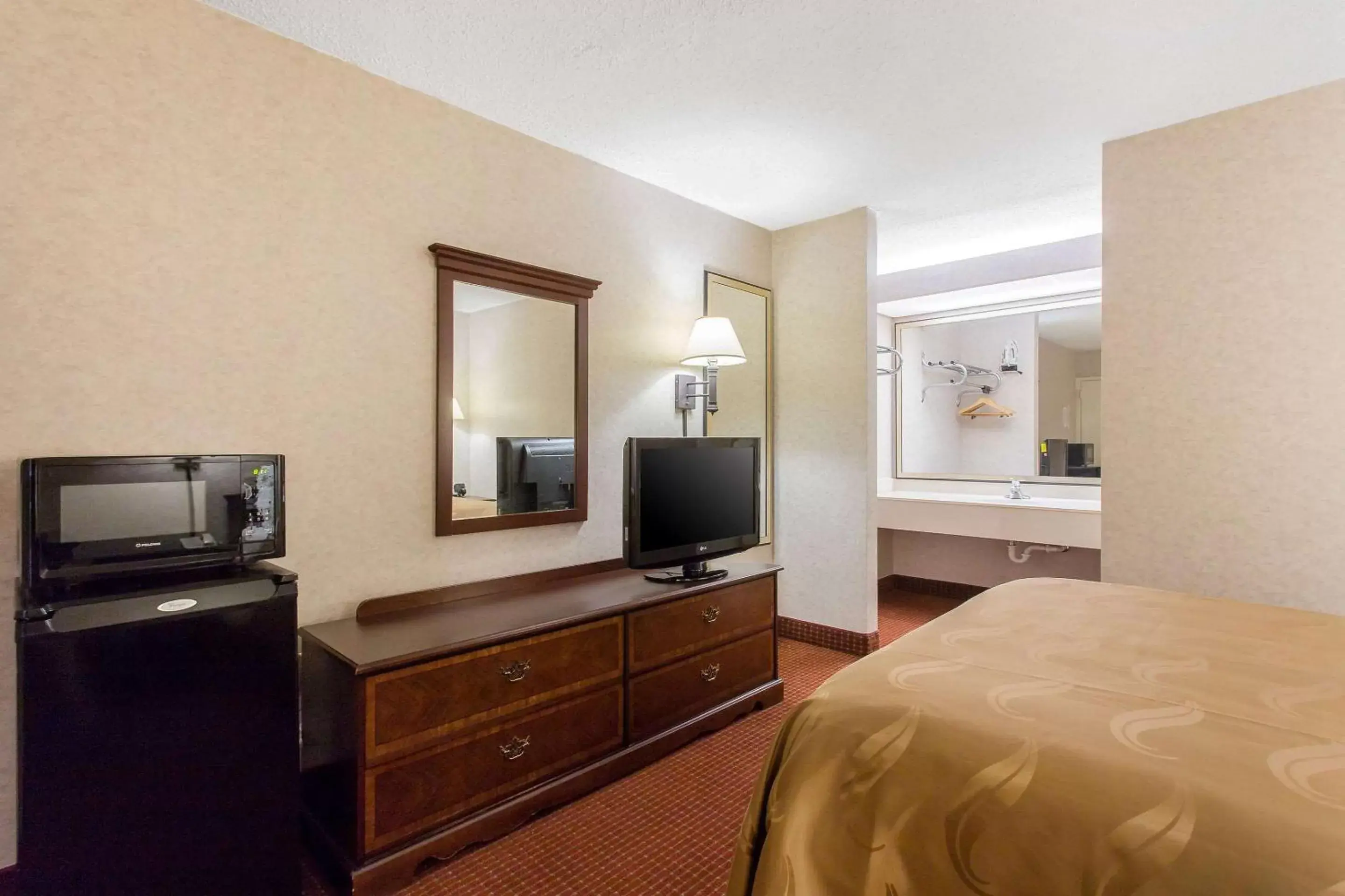 Photo of the whole room, TV/Entertainment Center in Quality Inn Mount Airy Mayberry