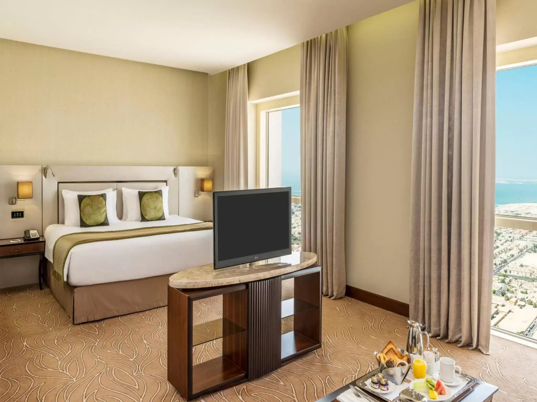 Bed, TV/Entertainment Center in The Tower Plaza Hotel Dubai