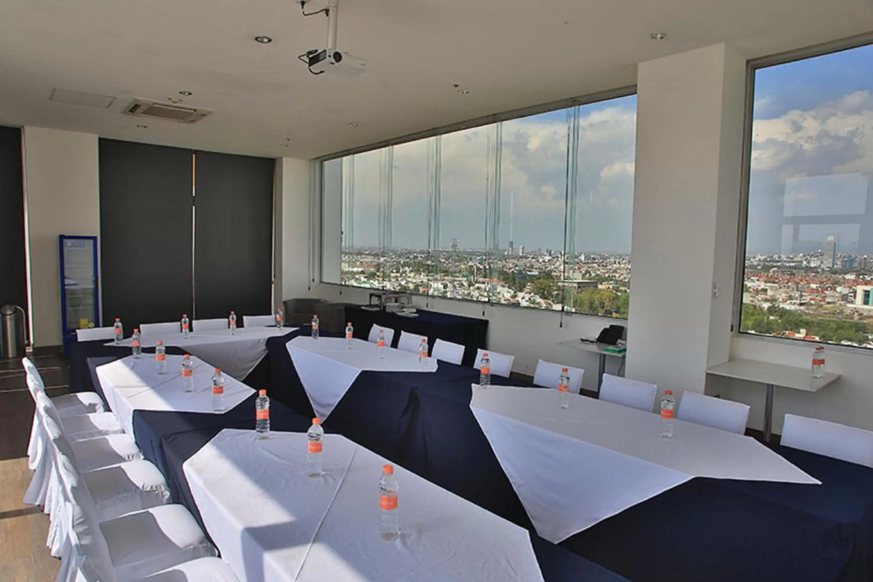 Meeting/conference room in Holiday Inn Express & Suites Puebla Angelopolis, an IHG Hotel