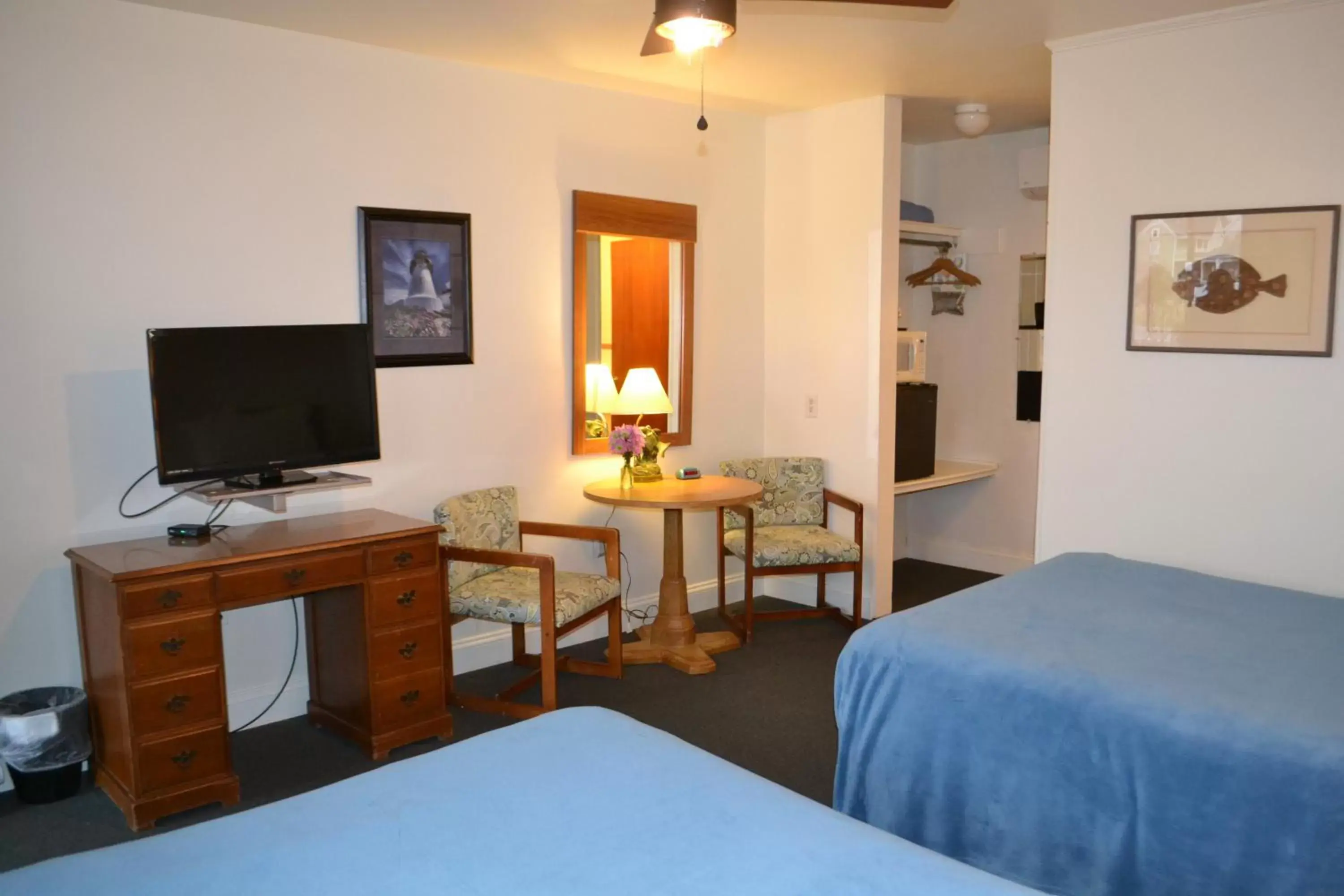 Bed, TV/Entertainment Center in Wachapreague Inn - Motel Rooms