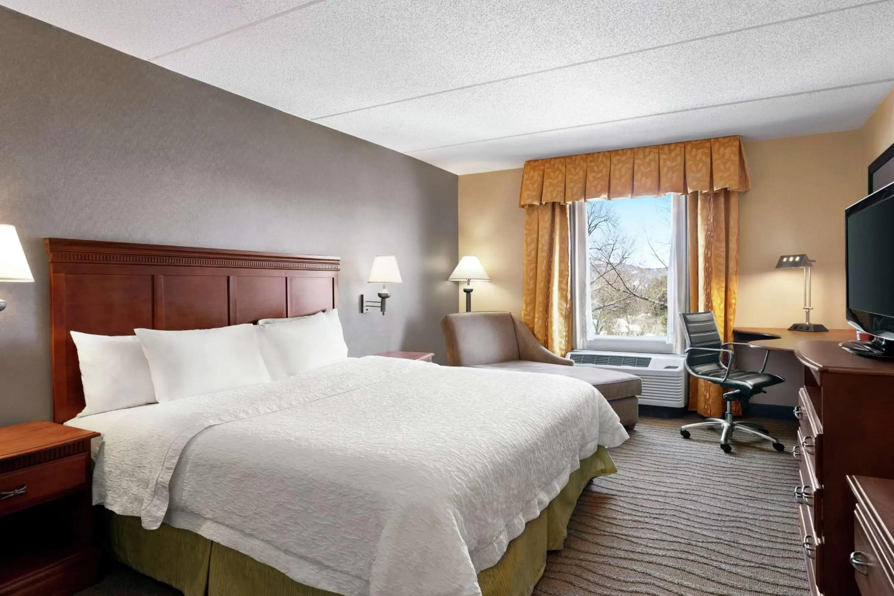 Bedroom, Bed in Hampton Inn & Suites Poughkeepsie