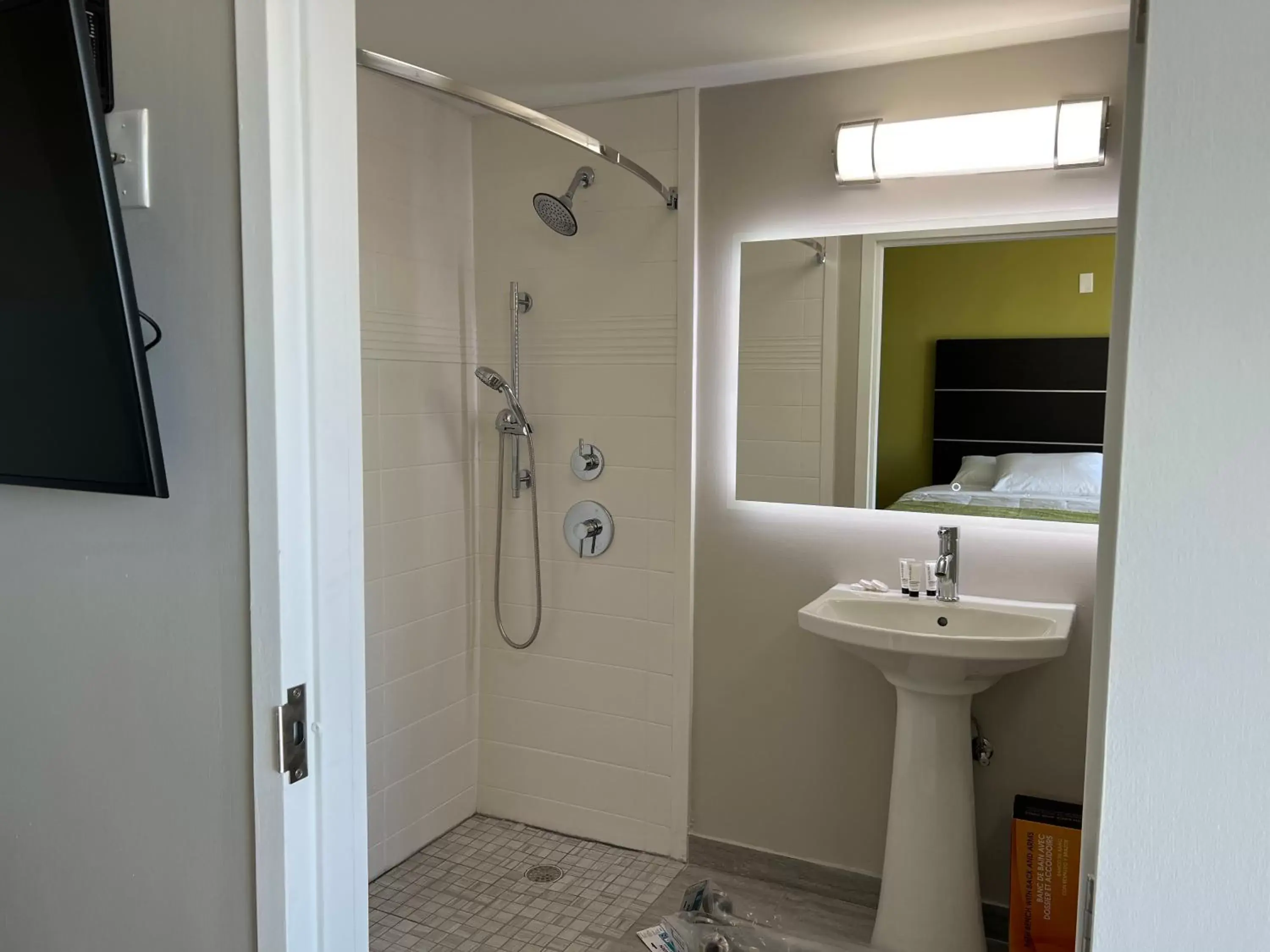 Shower, Bathroom in Hotel Weston