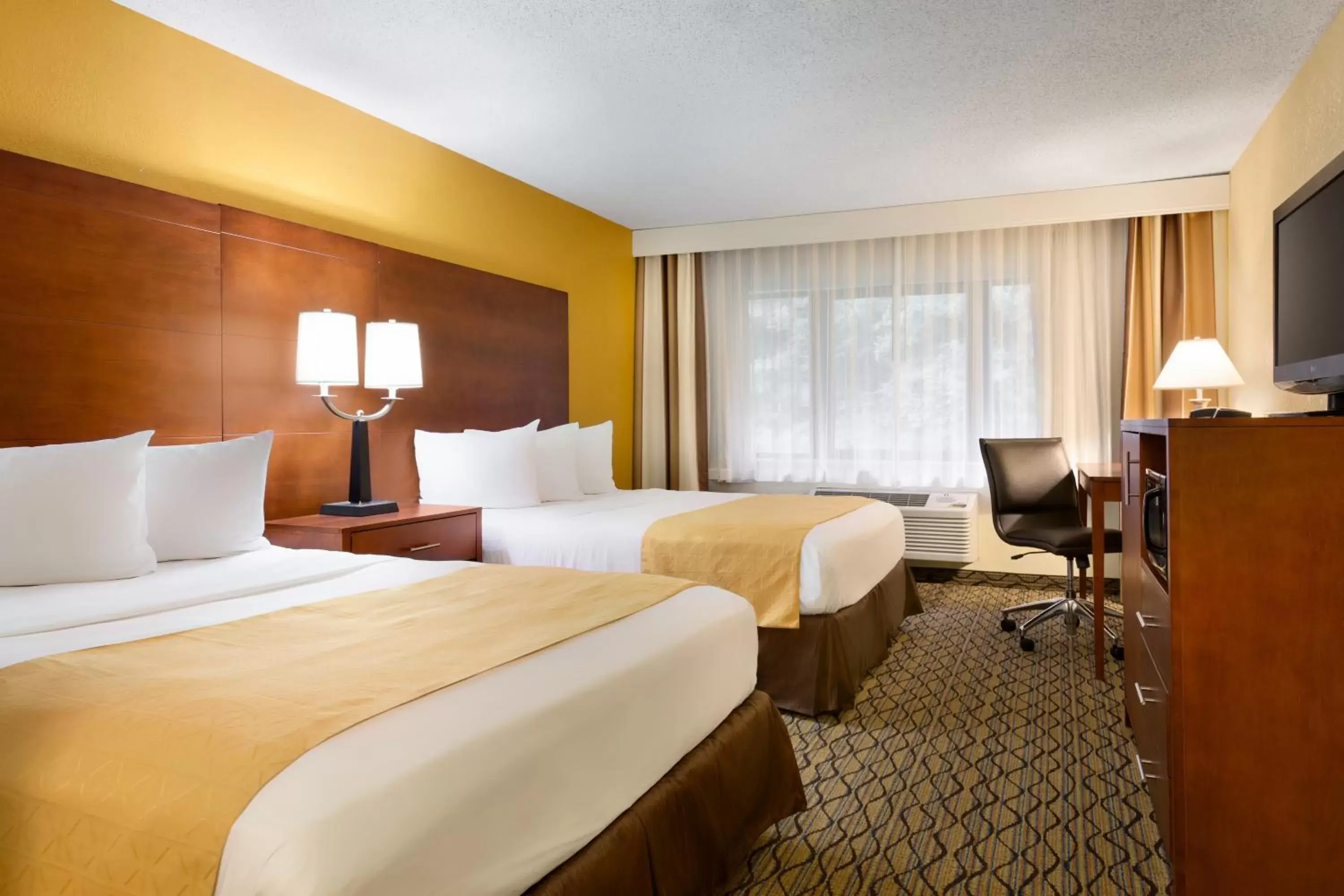 Bed in Country Inn & Suites by Radisson, Mishawaka, IN