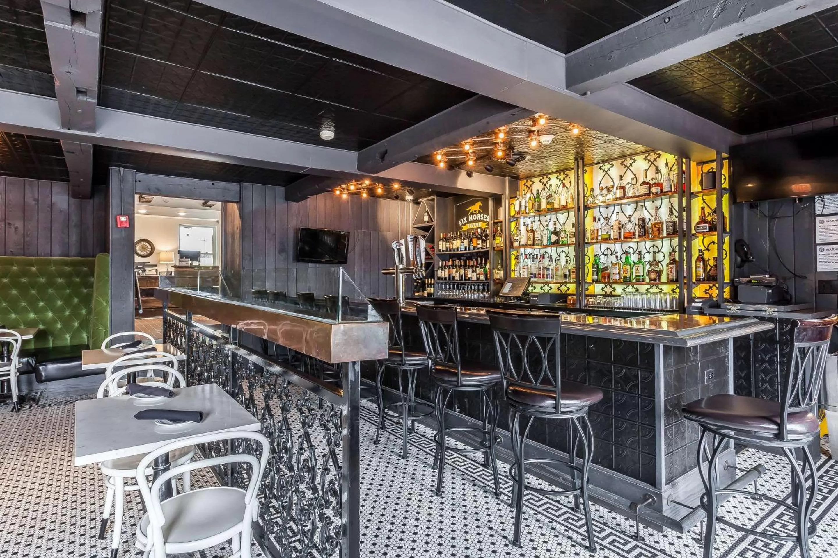 Lounge or bar in The Aurora Inn Hotel and Event Center