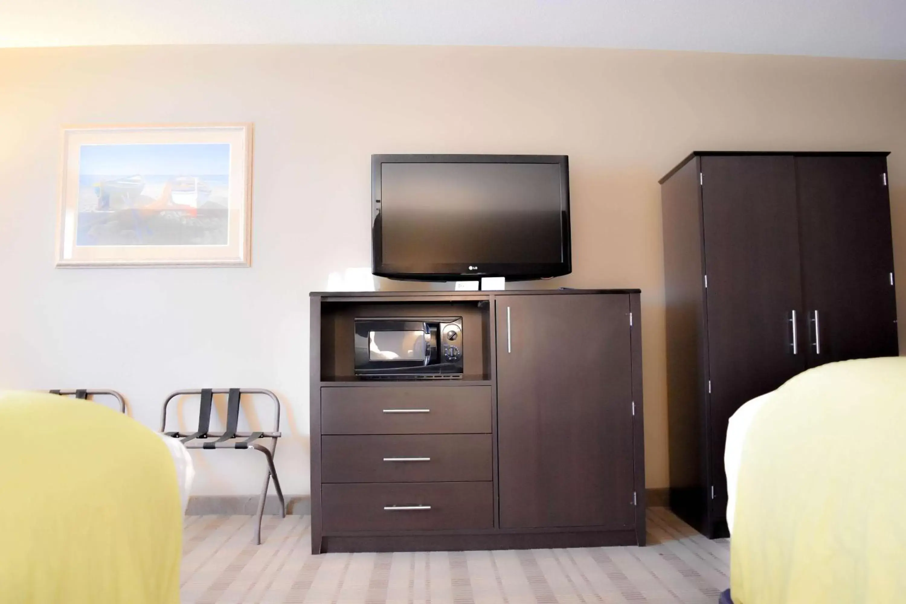 Bed, TV/Entertainment Center in Best Western Airport Inn Warwick