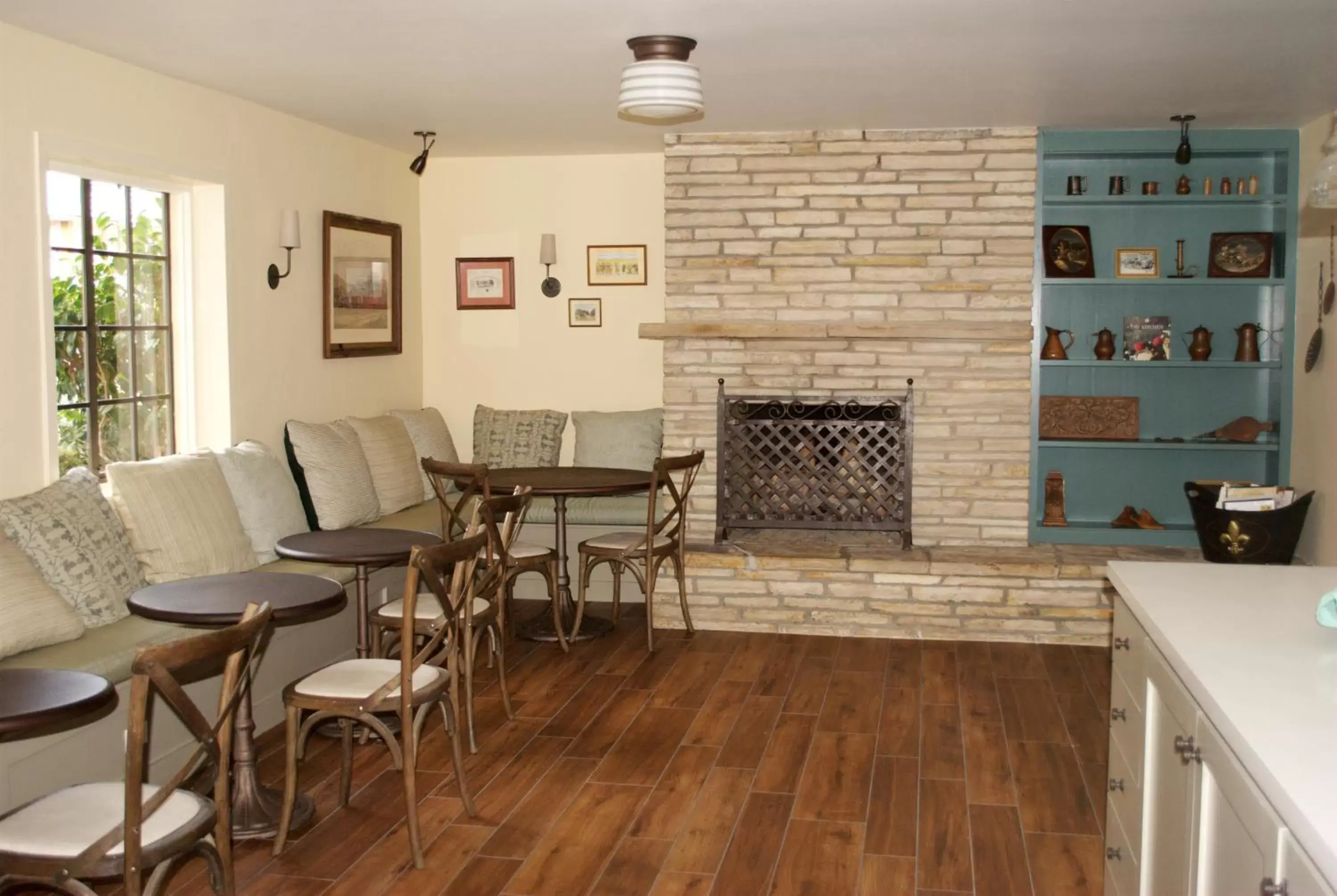 Restaurant/places to eat, Seating Area in Coachman's Inn, A Four Sisters Inn