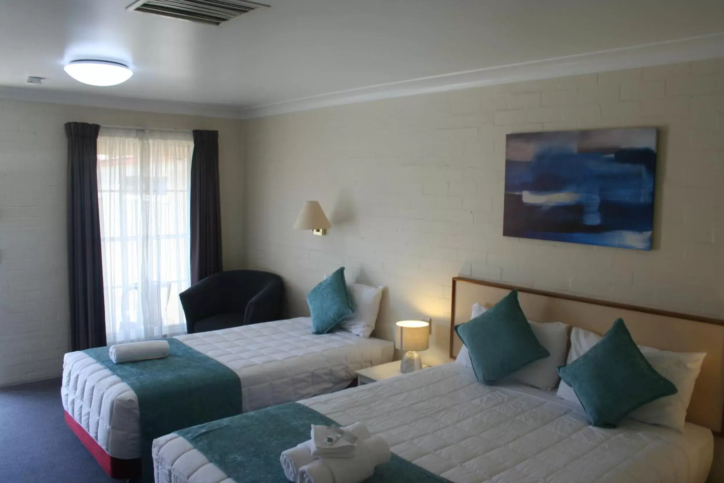 Photo of the whole room, Bed in Club Motel Armidale