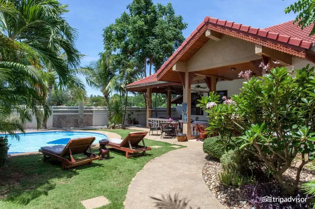 Property building, Swimming Pool in Long Beach Inn