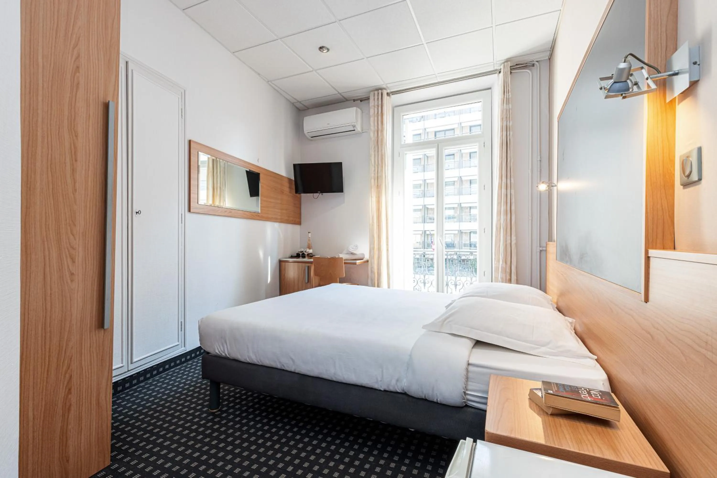 Photo of the whole room in Naomi Cannes