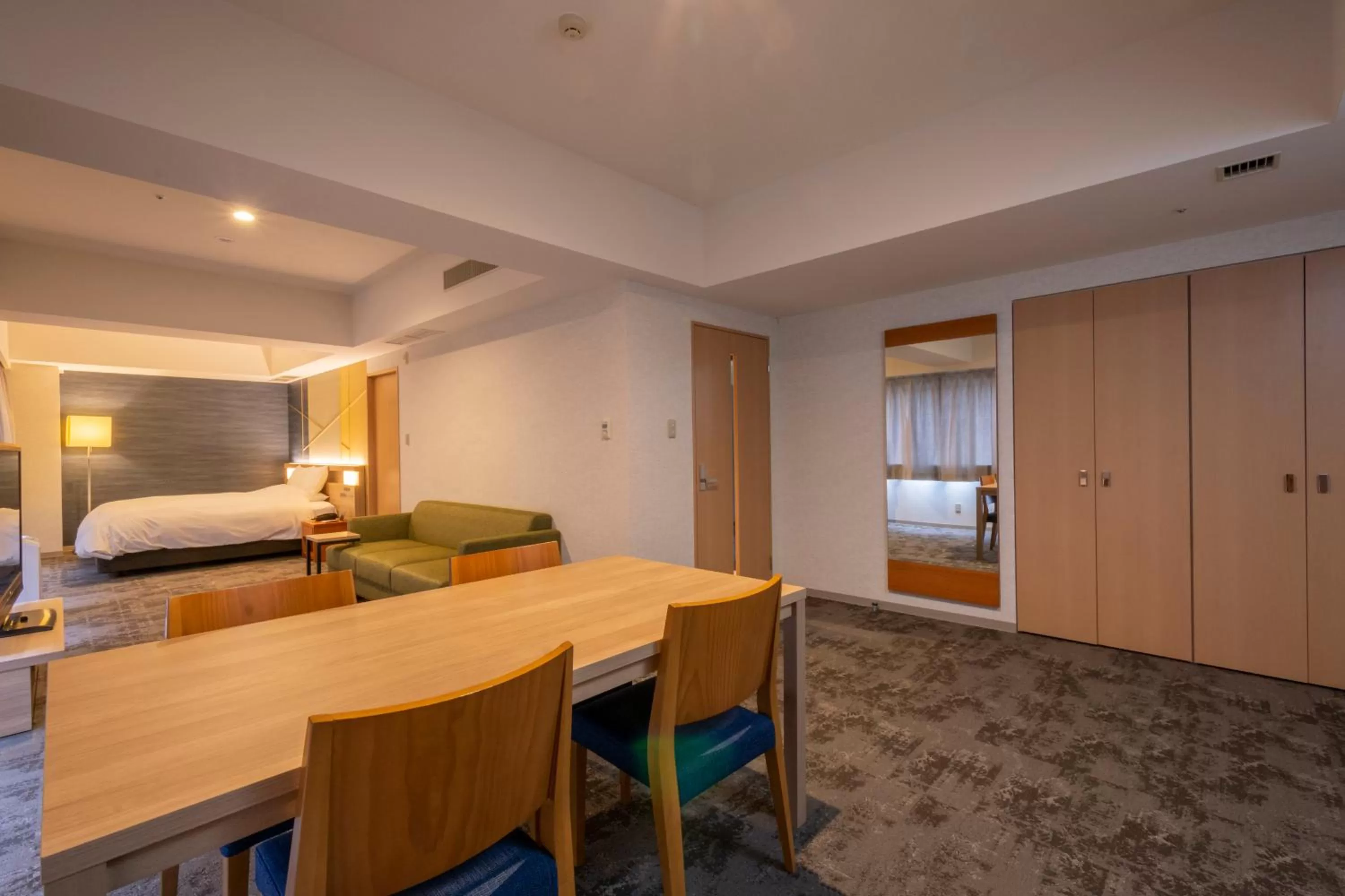 Dining area, Bed in Hotel Kanazawa