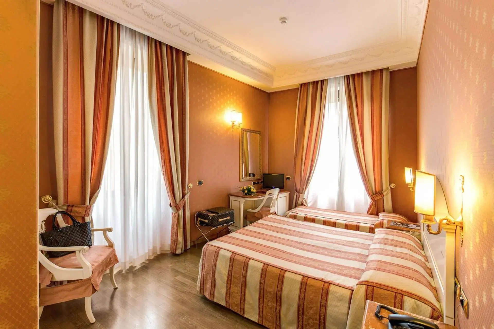 Bed in Hotel La Lumiere Di Piazza Di Spagna