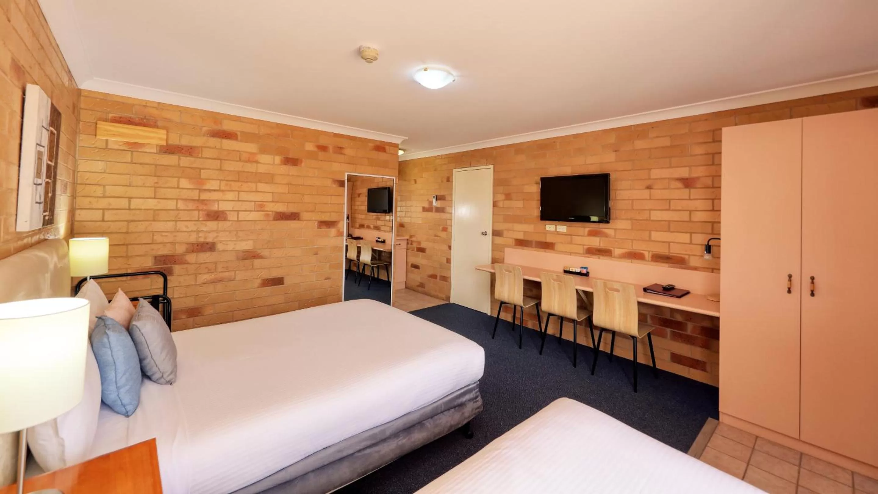 Bed in North Parkes Motel