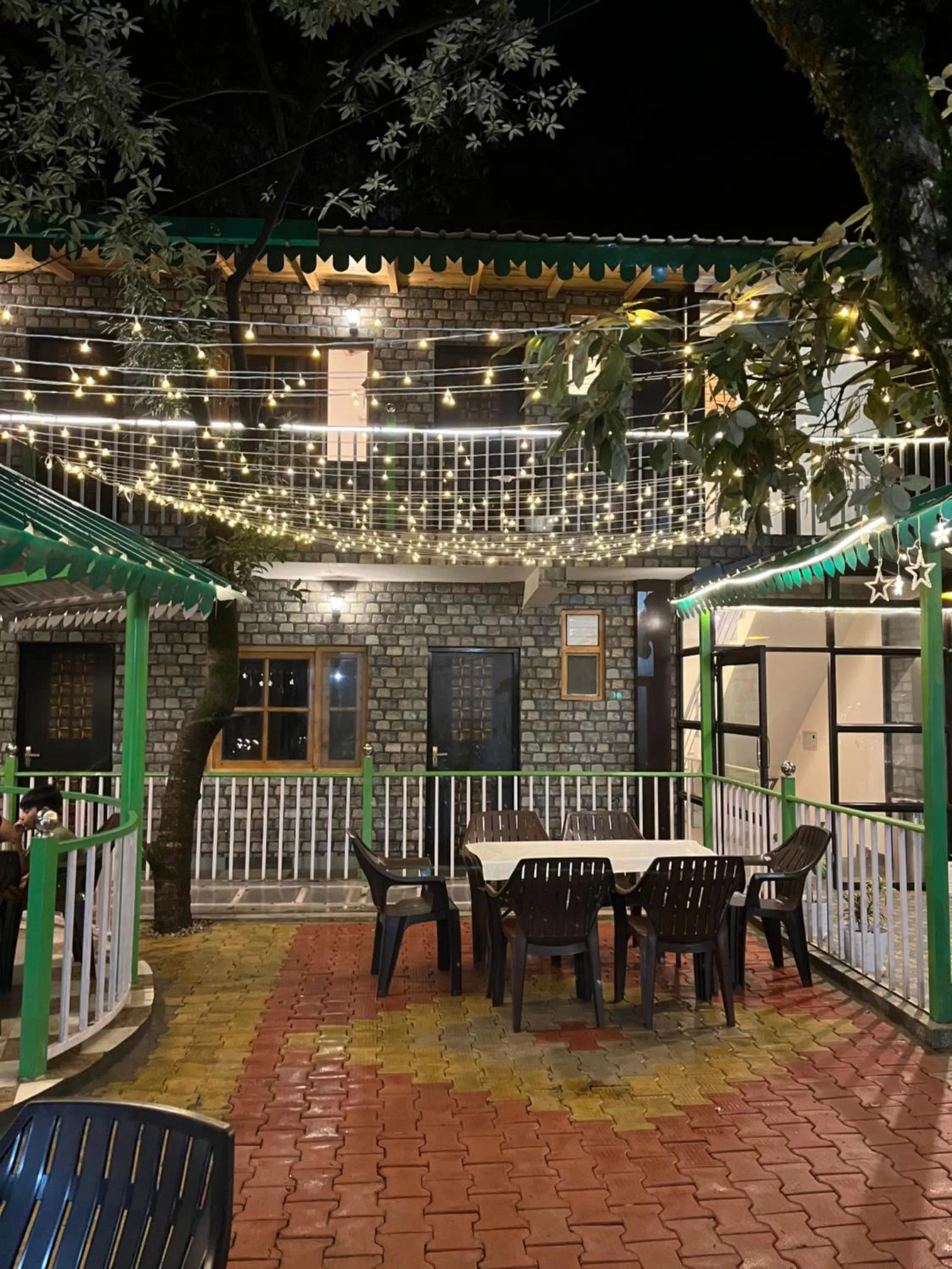 Restaurant/Places to Eat in Cedar Woods Resort