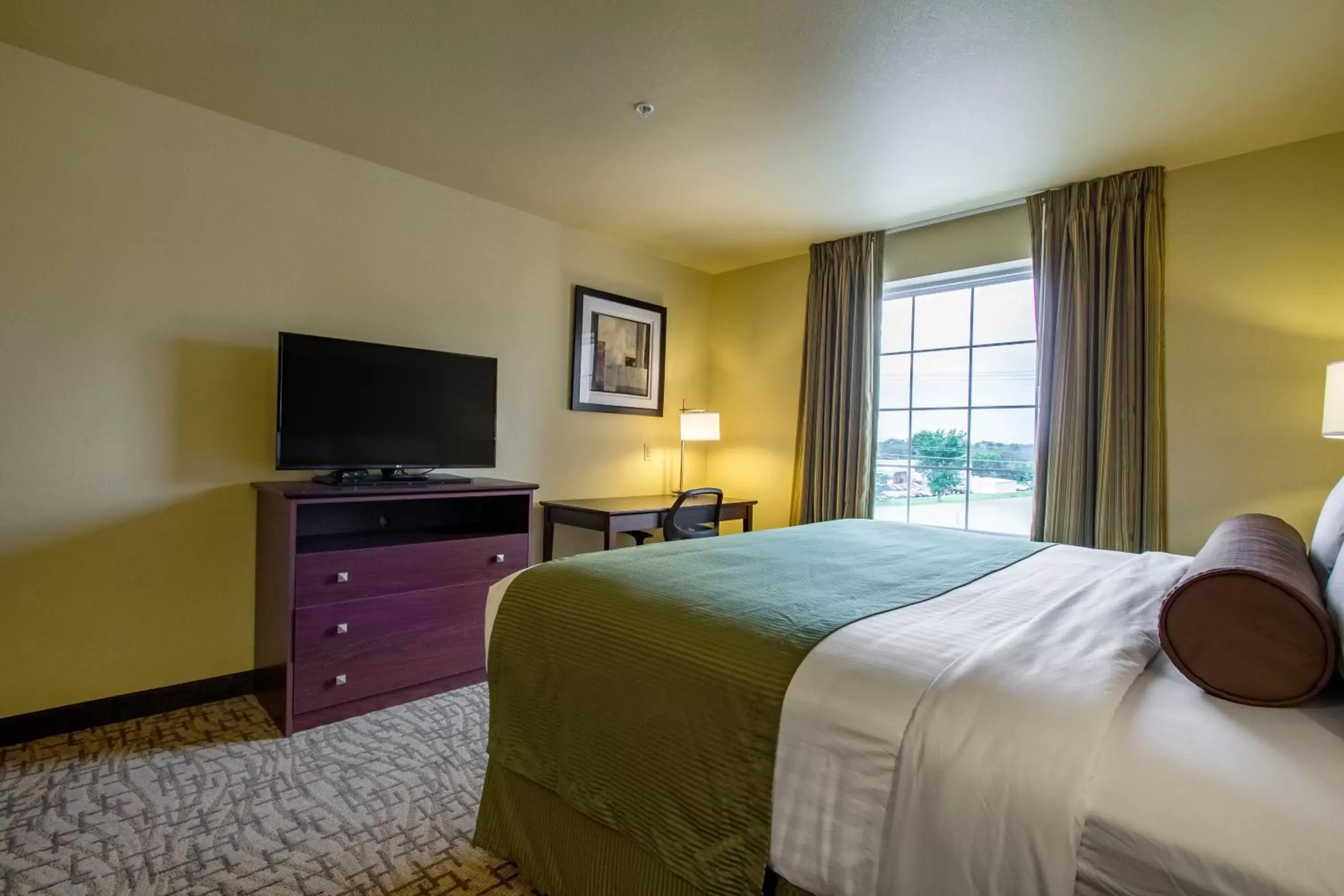 Bedroom, TV/Entertainment Center in Cobblestone Hotel & Suites - Orrville