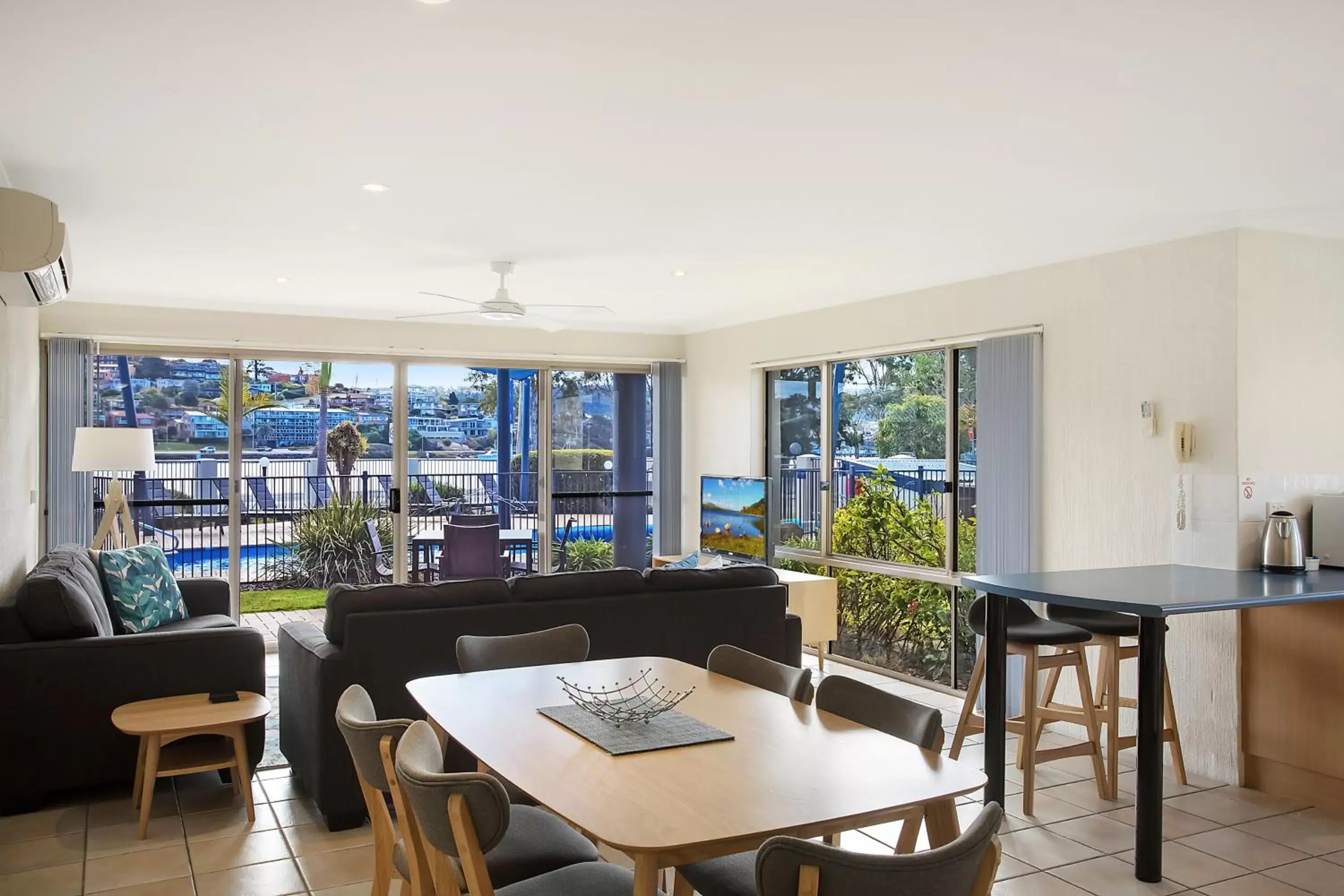 Living room, Restaurant/Places to Eat in Sails Luxury Apartments Merimbula