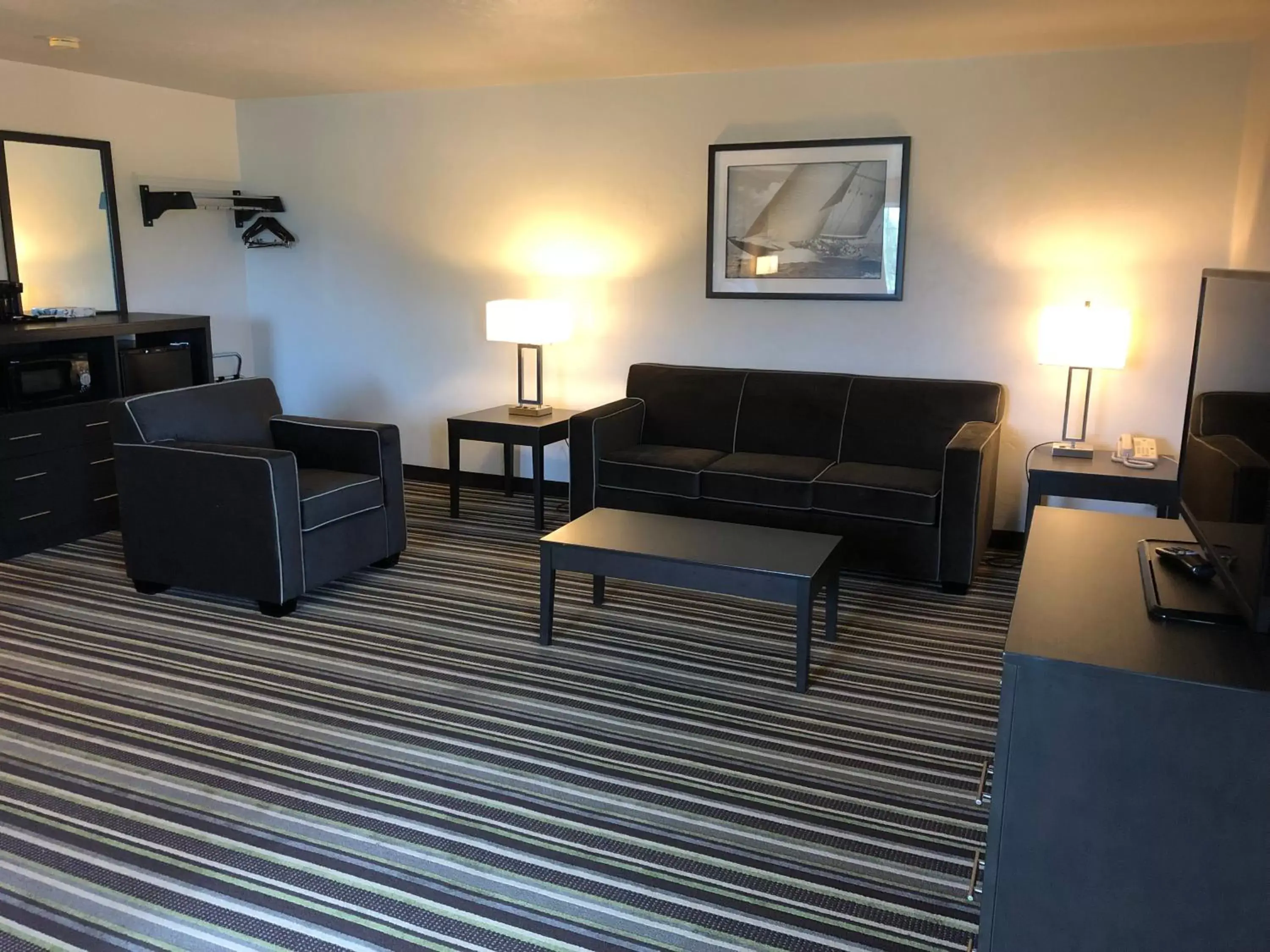 Living room, Seating Area in Super 8 by Wyndham Portland Airport