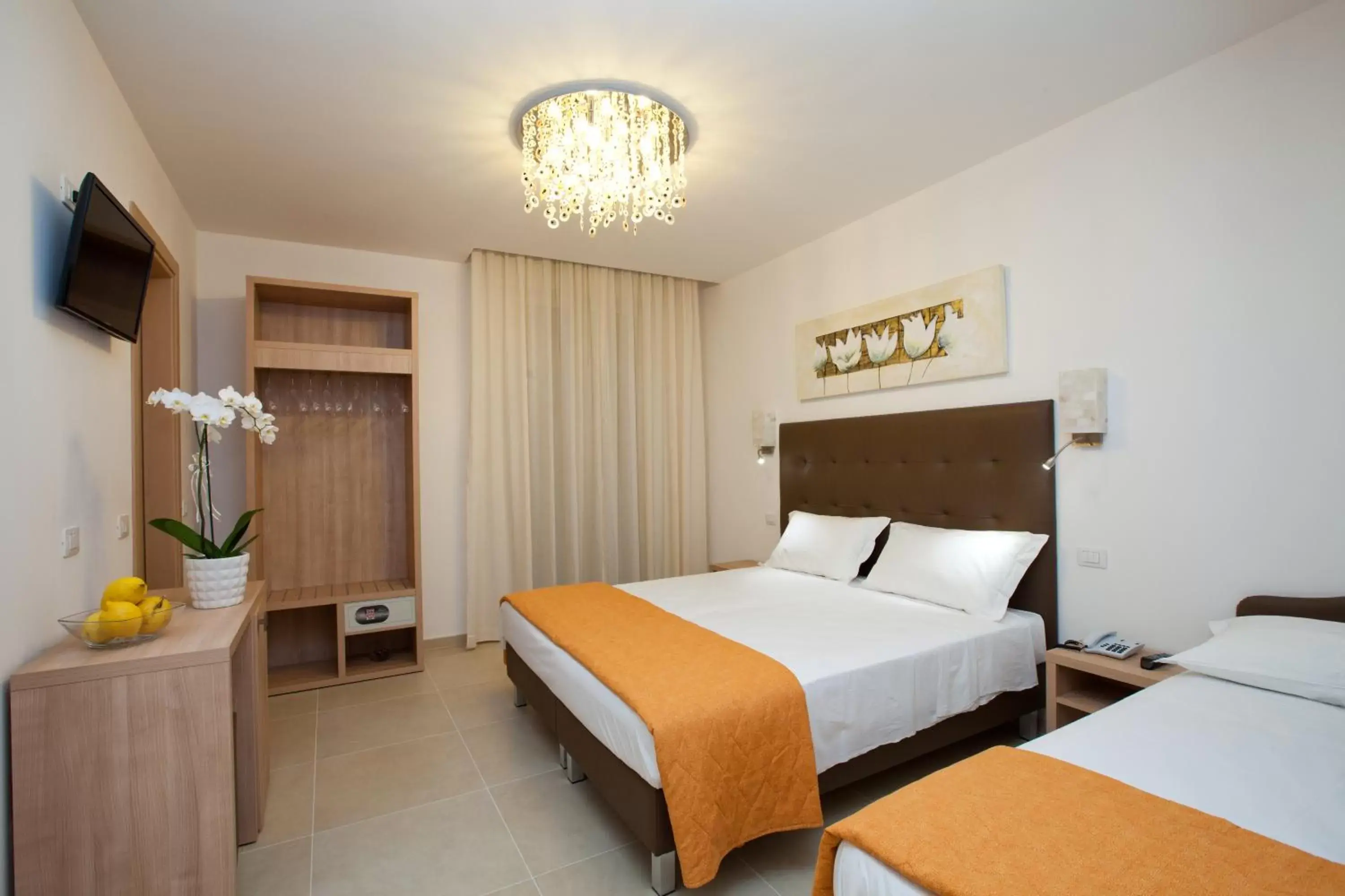 Bathroom, Bed in Hotel Ristorante Cesare