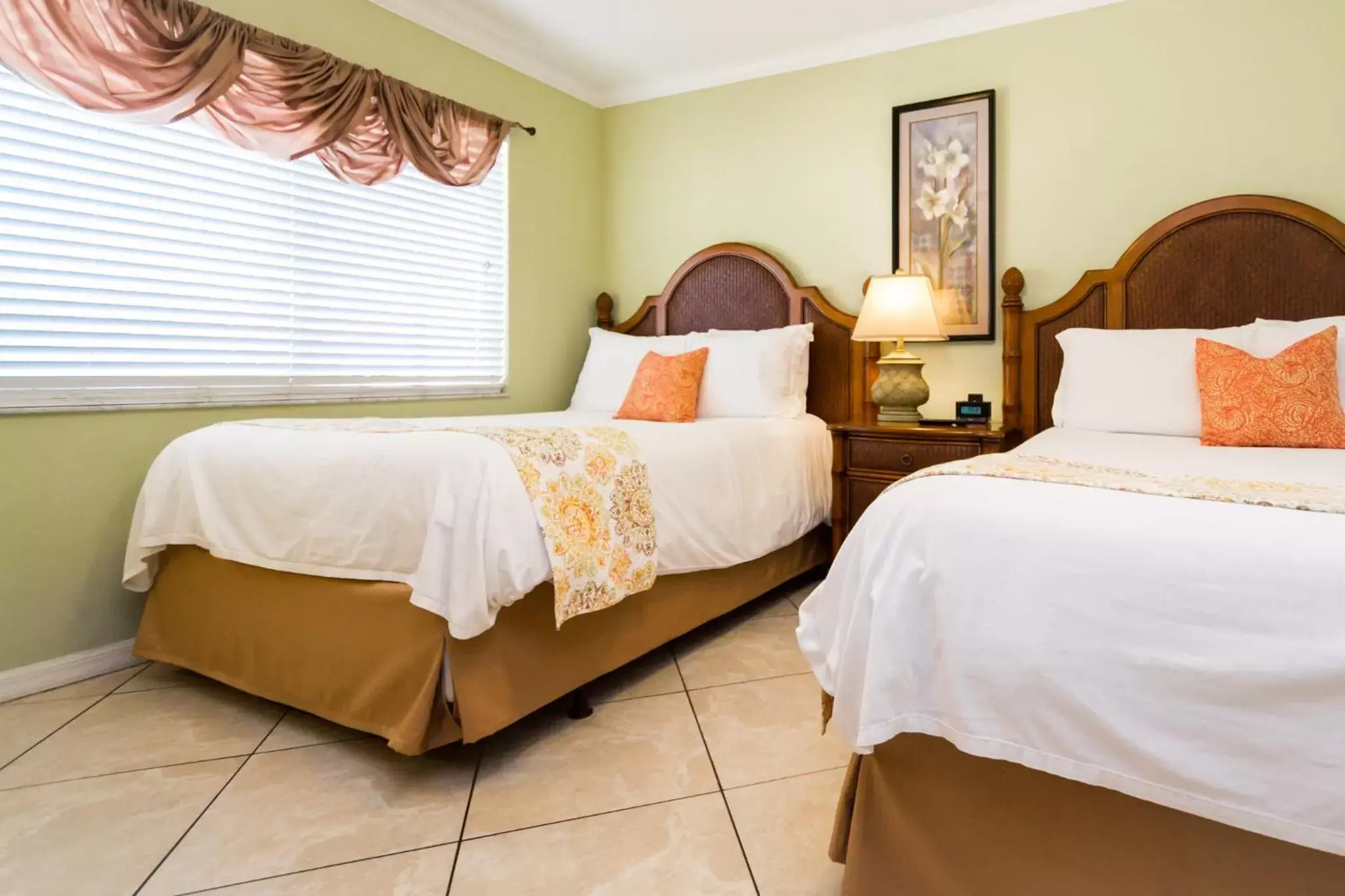 Bedroom, Bed in Tropical Beach Resorts - Sarasota