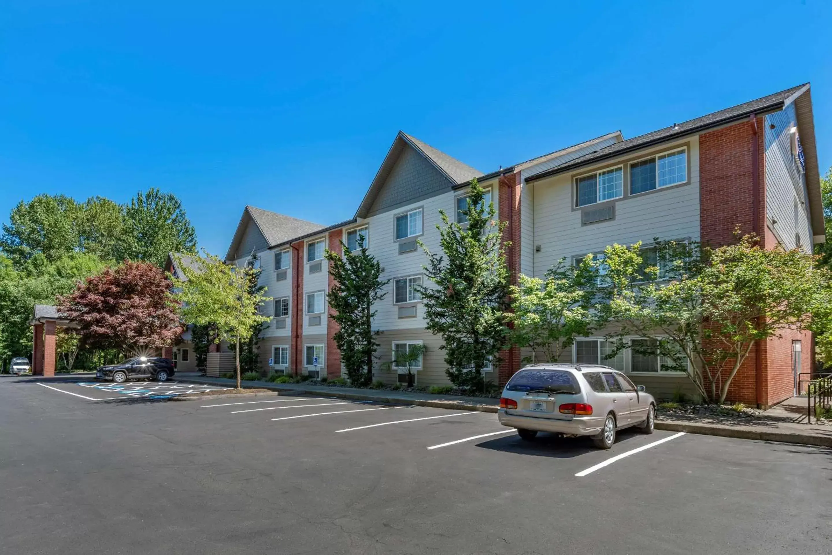 Property Building in Comfort Inn & Suites Tualatin - Lake Oswego South