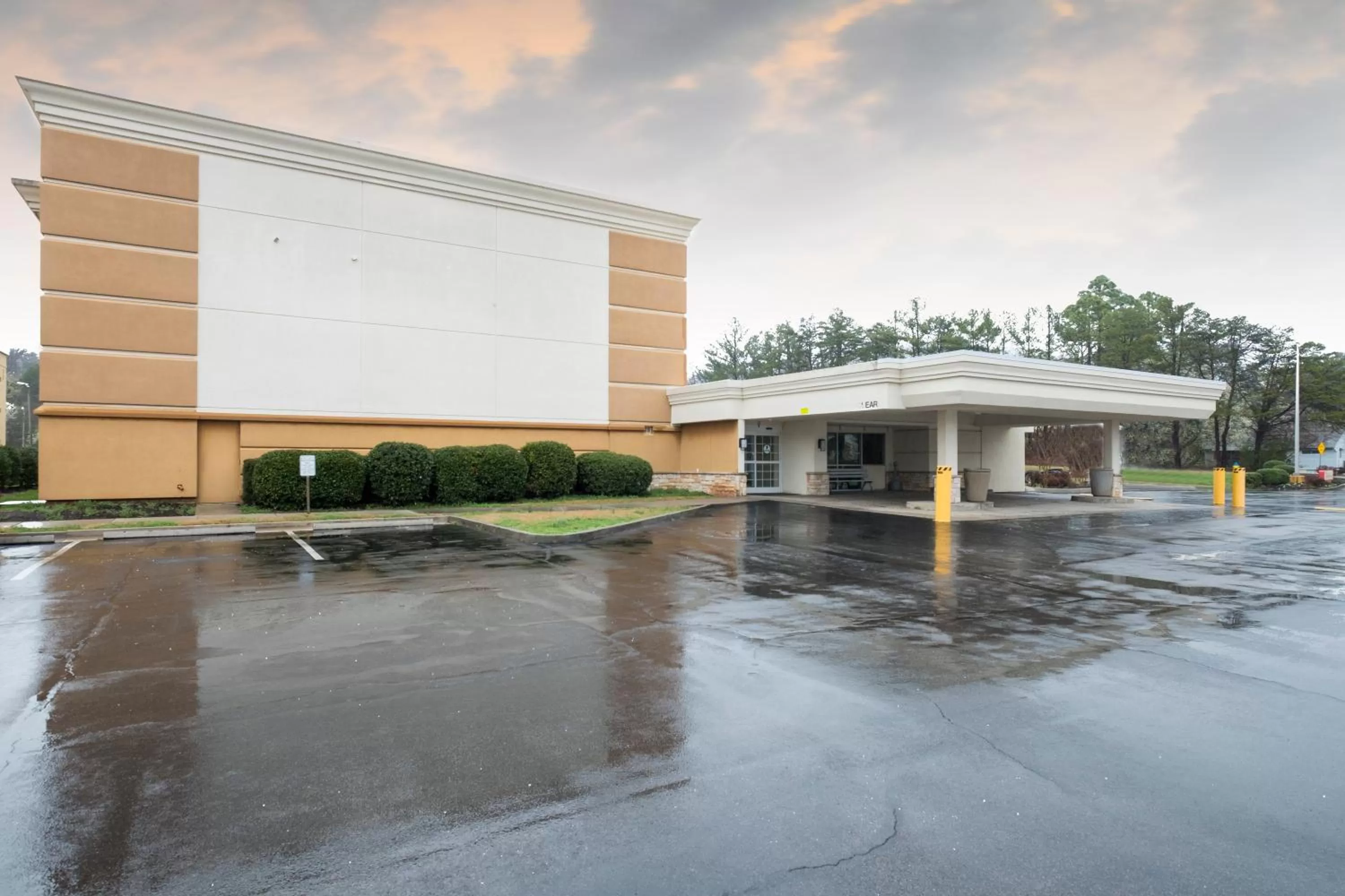 Property building in Red Roof Inn Knoxville Central – Papermill Road