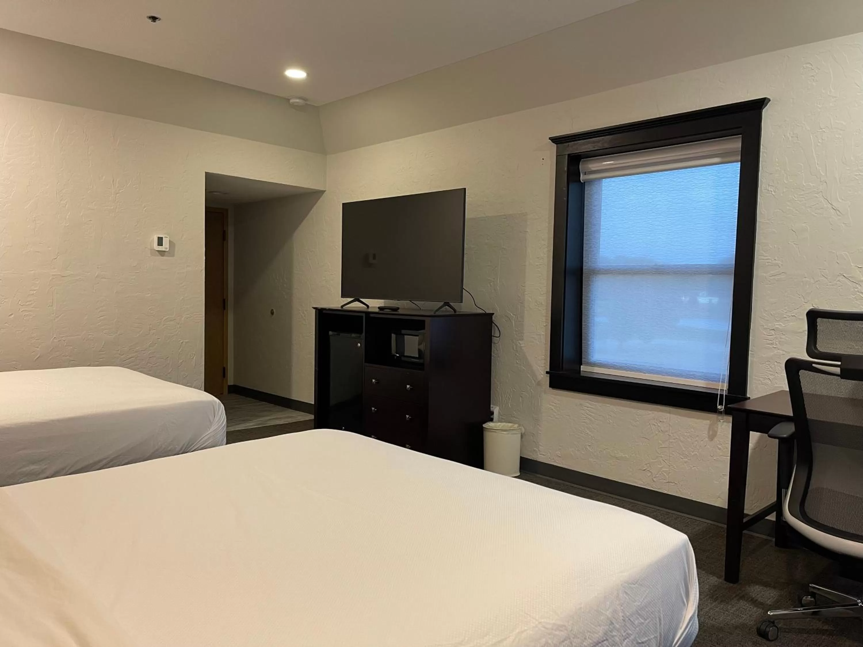 Bedroom, Bed in Chateau Hotel and Conference Center