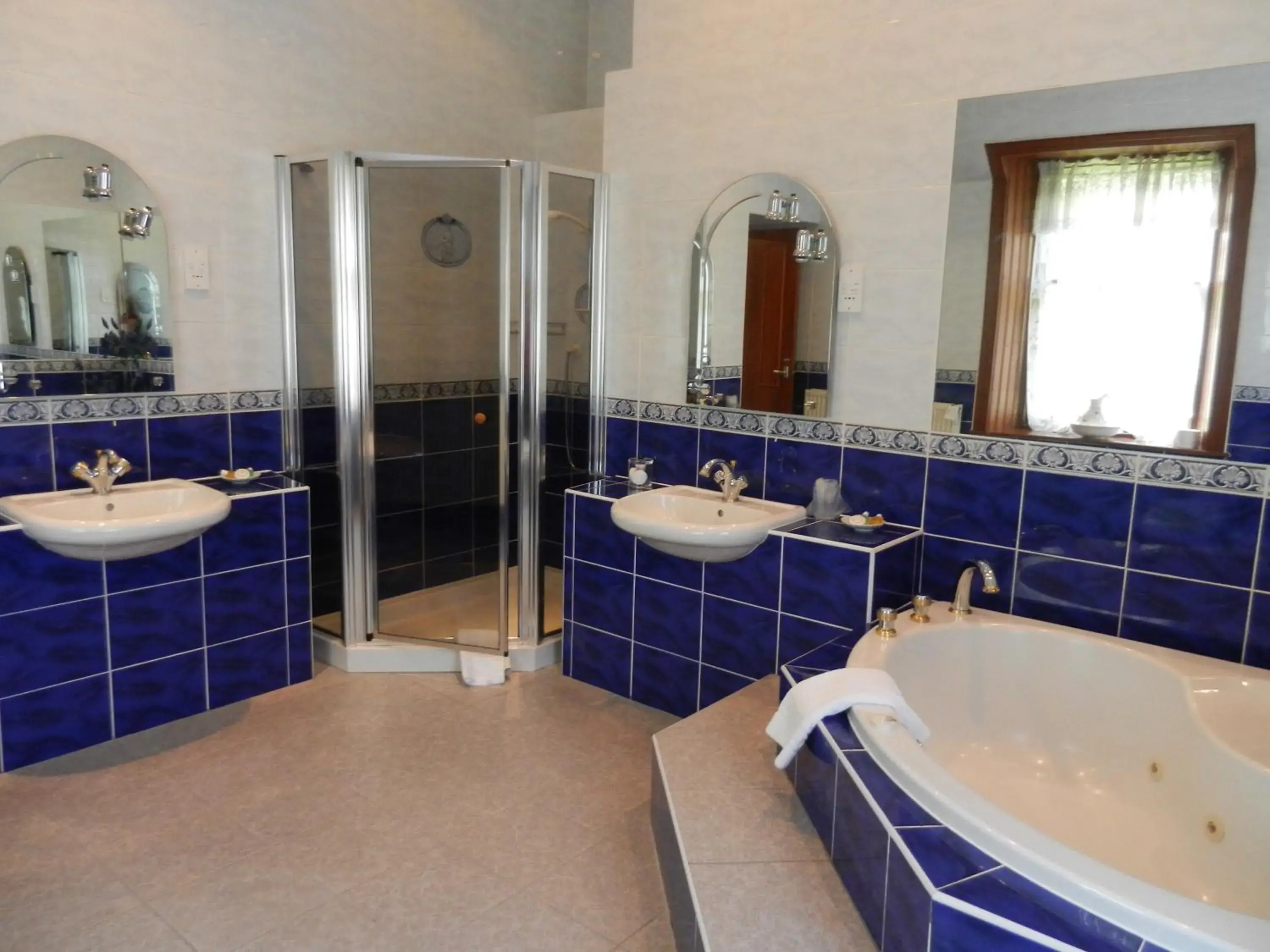 Hot Tub, Bathroom in Mansfield Castle Hotel
