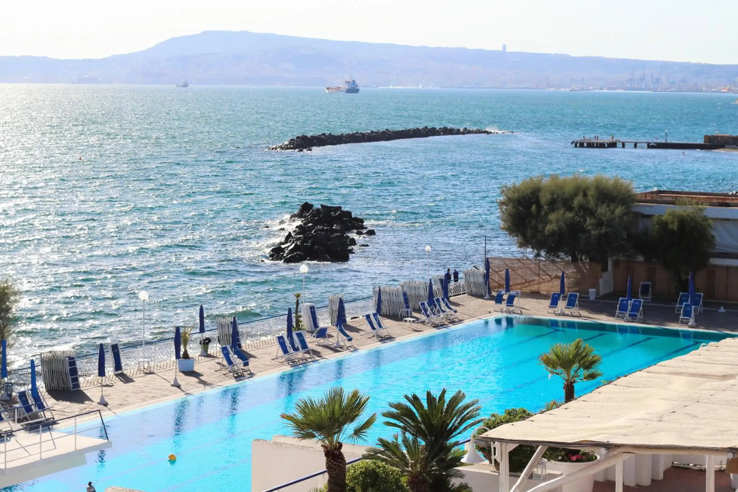 Pool View in Puntaquattroventi