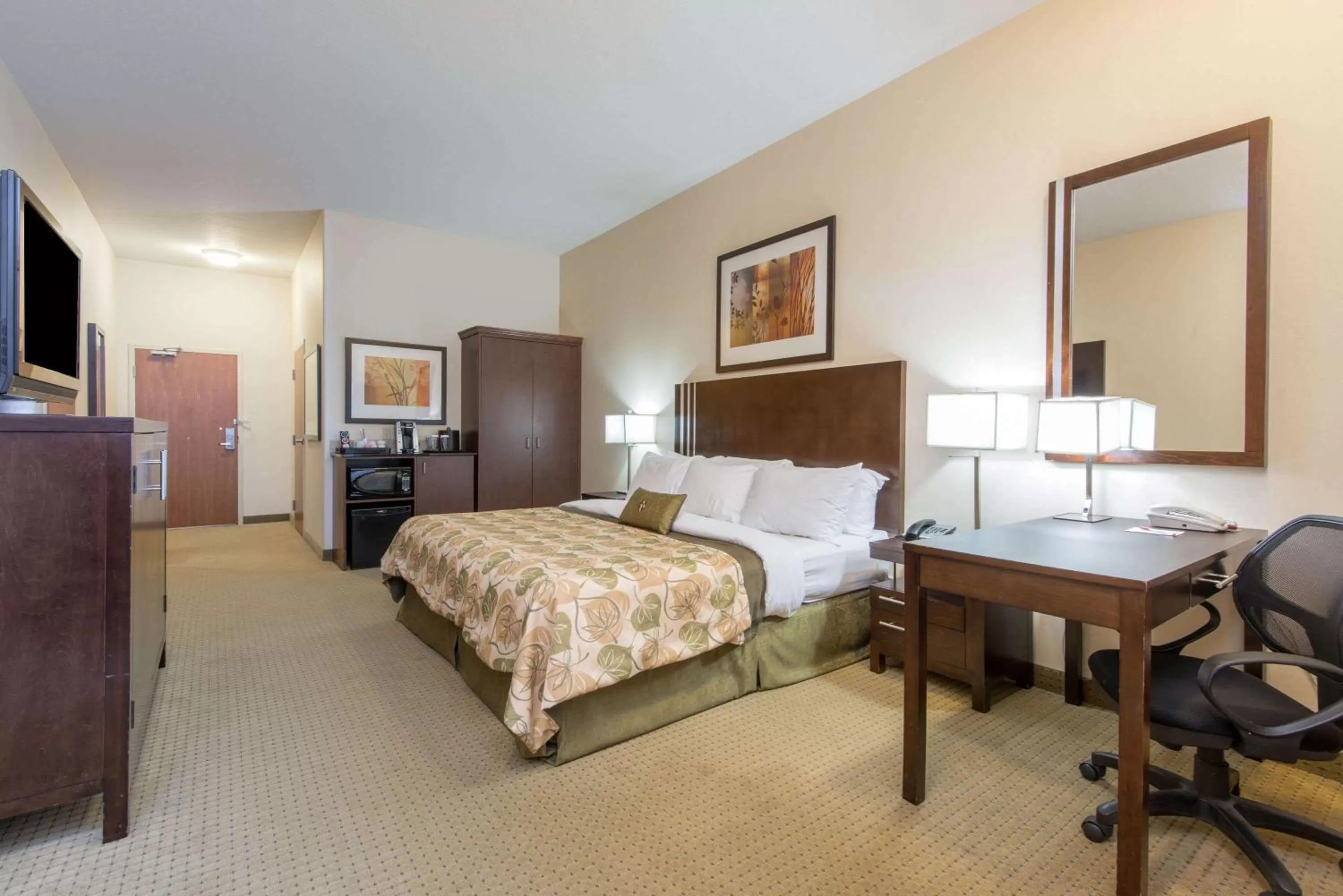 Photo of the whole room, Bed in Ramada by Wyndham Wainwright