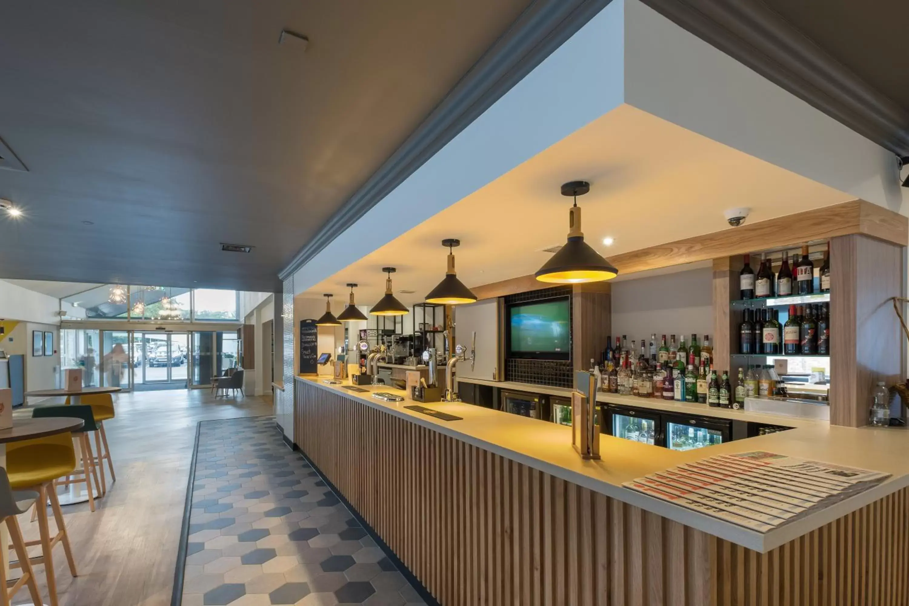Lounge or bar in Holiday Inn Swindon, an IHG Hotel