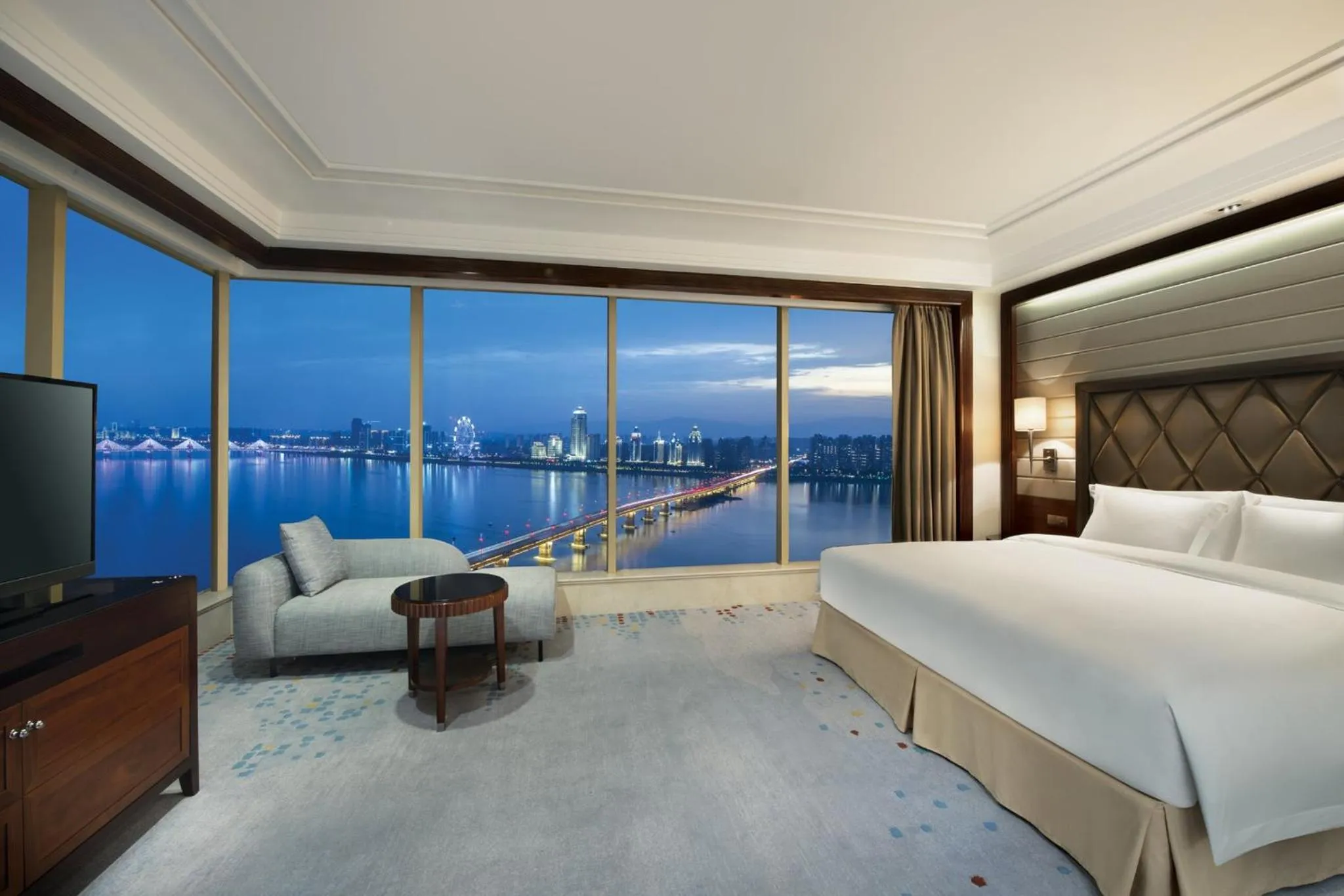 Photo of the whole room, Bed in Crowne Plaza Nanchang Riverside, an IHG Hotel