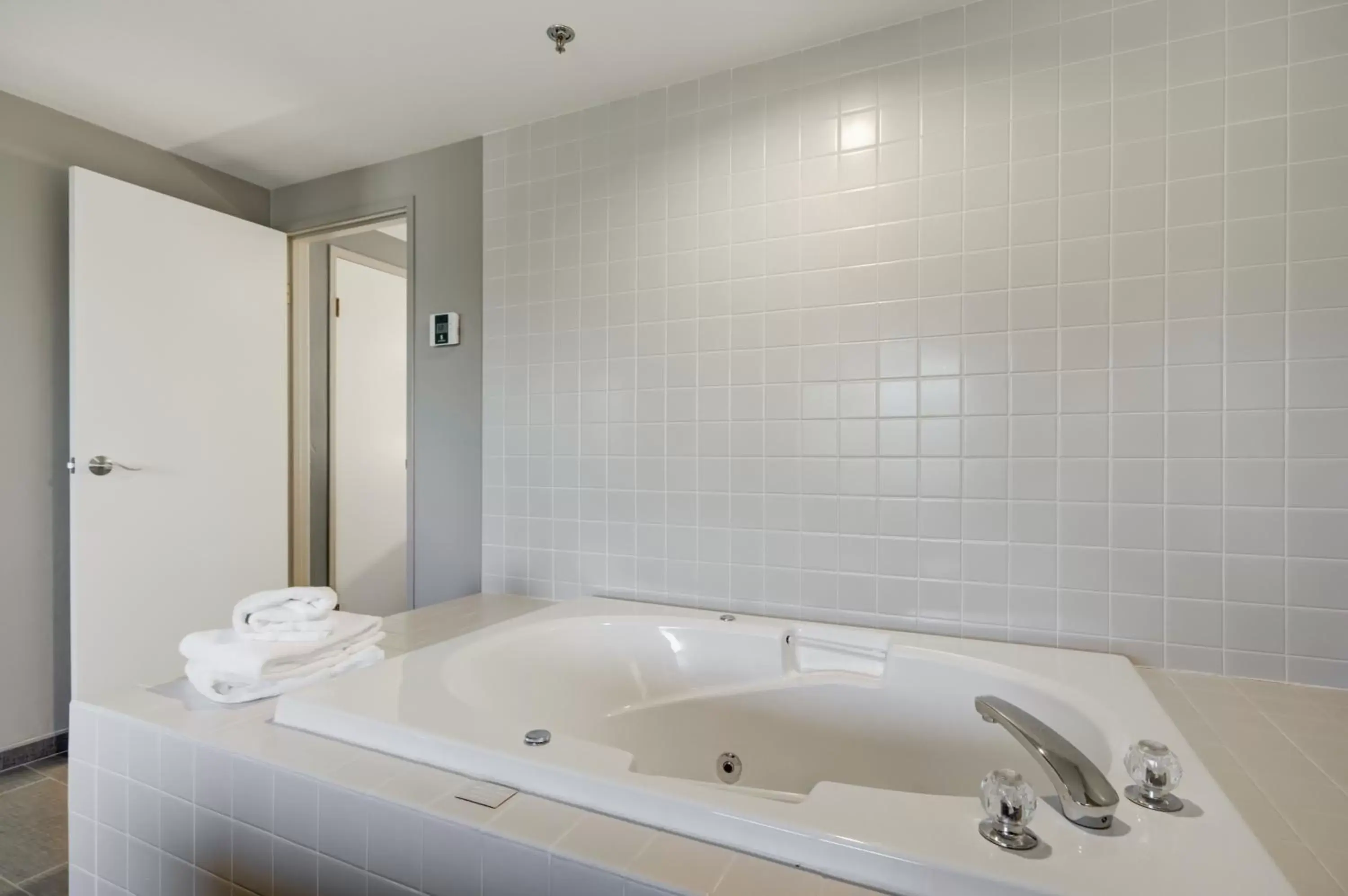 Bath, Bathroom in The Pine Lodge on Whitefish River, Ascend Hotel Collection