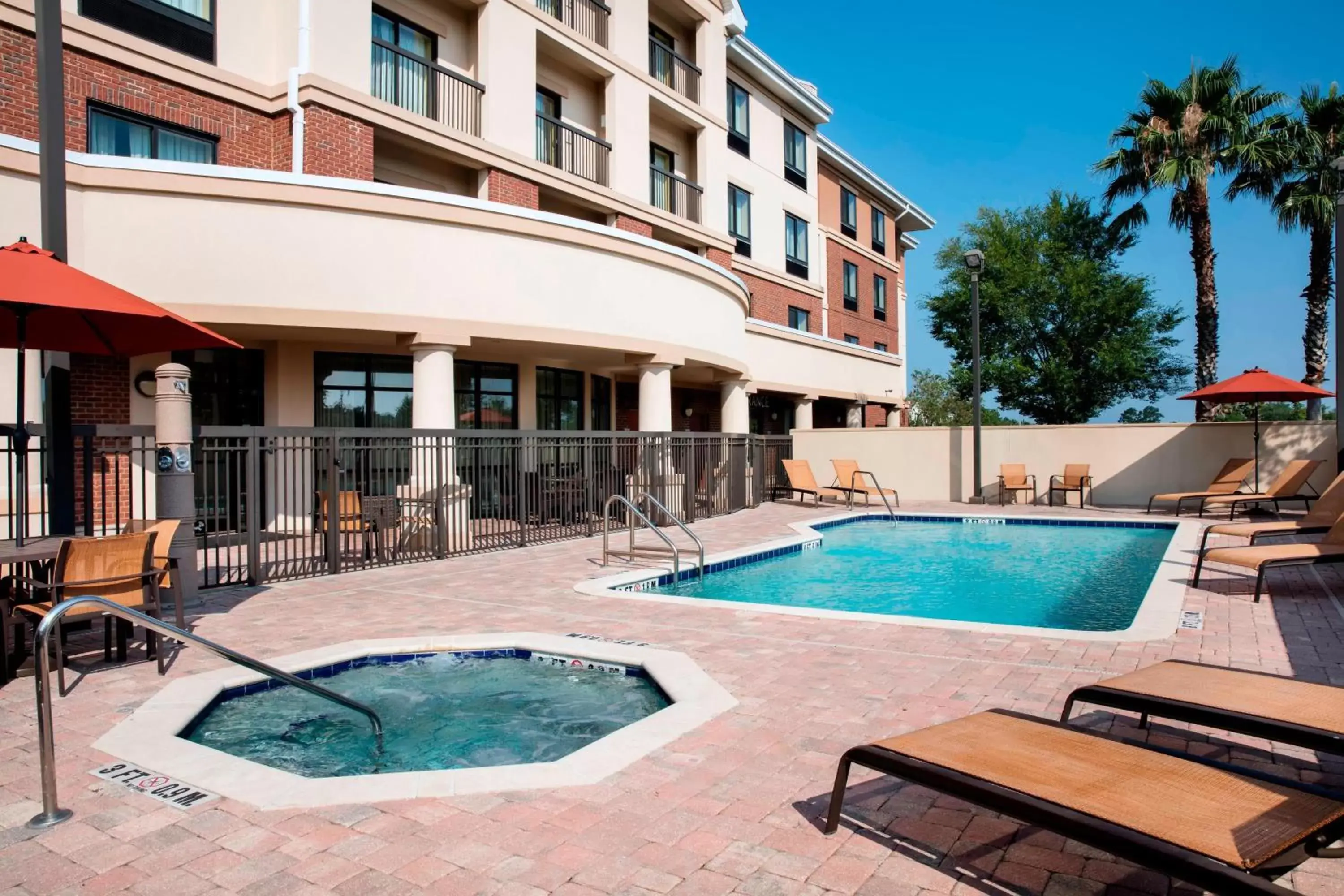 Swimming Pool in Courtyard by Marriott Jacksonville I-295/East Beltway