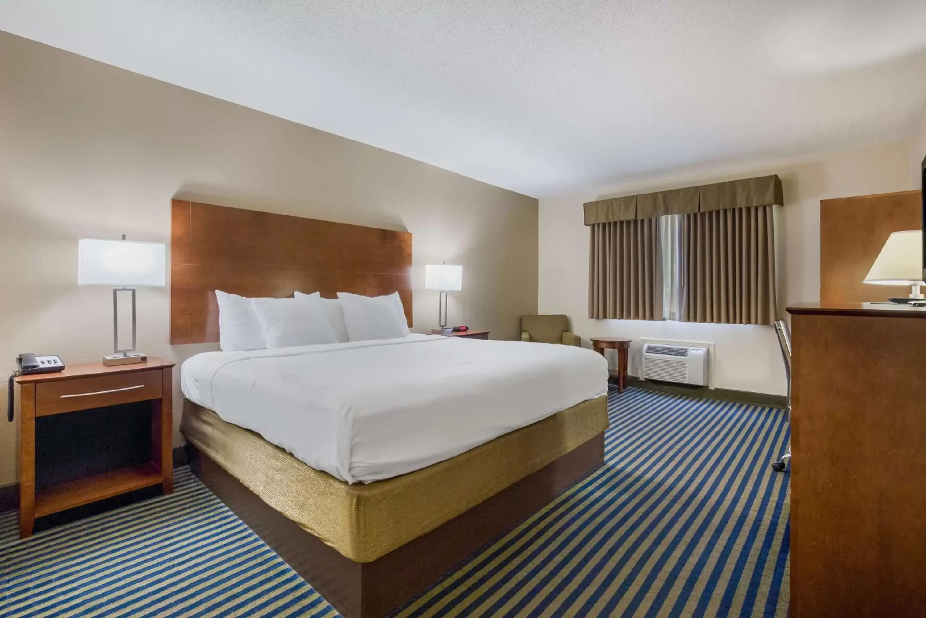 Bedroom, Bed in Best Western U.S. Inn