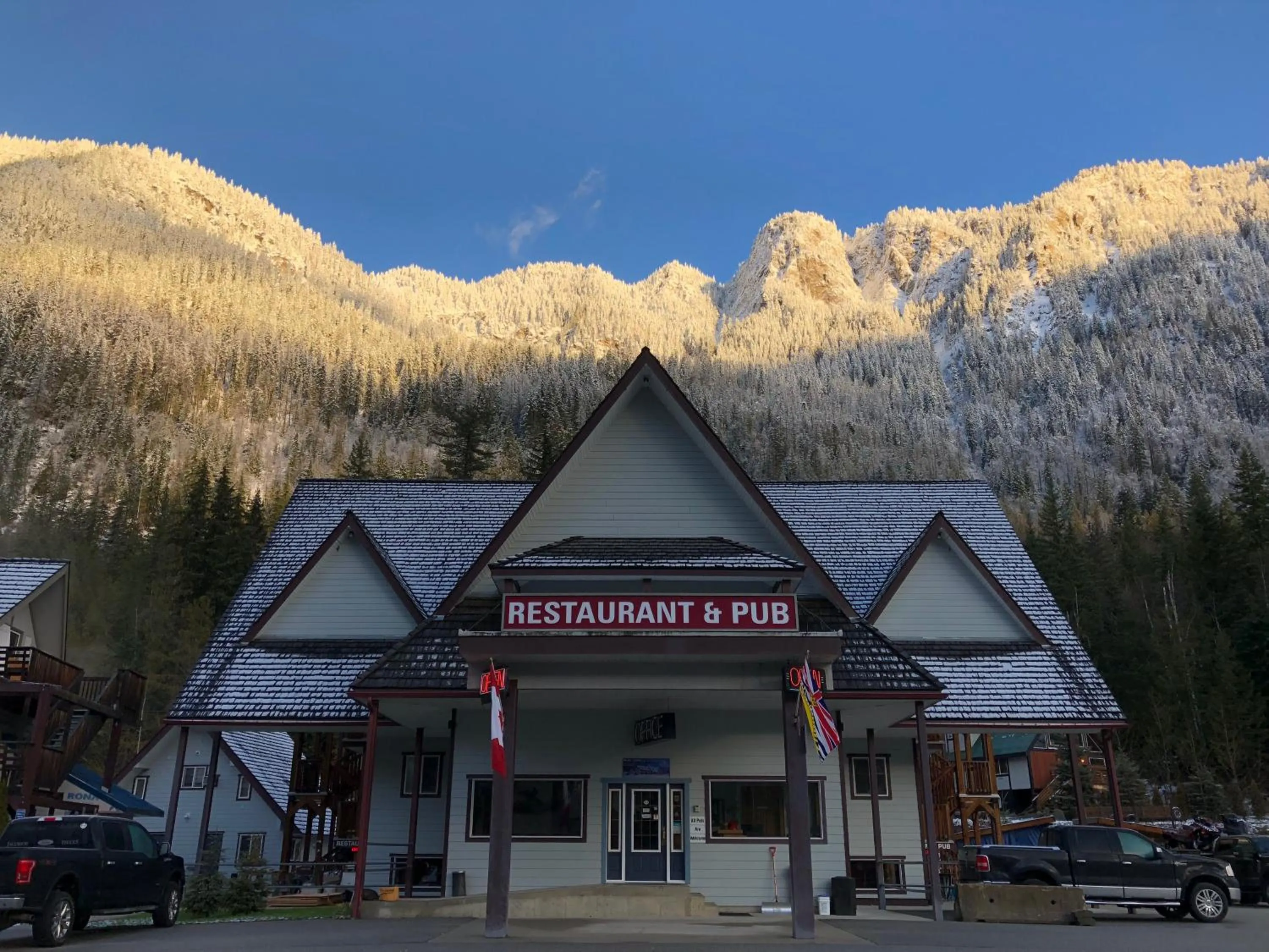 Facade/entrance in Peaks Lodge