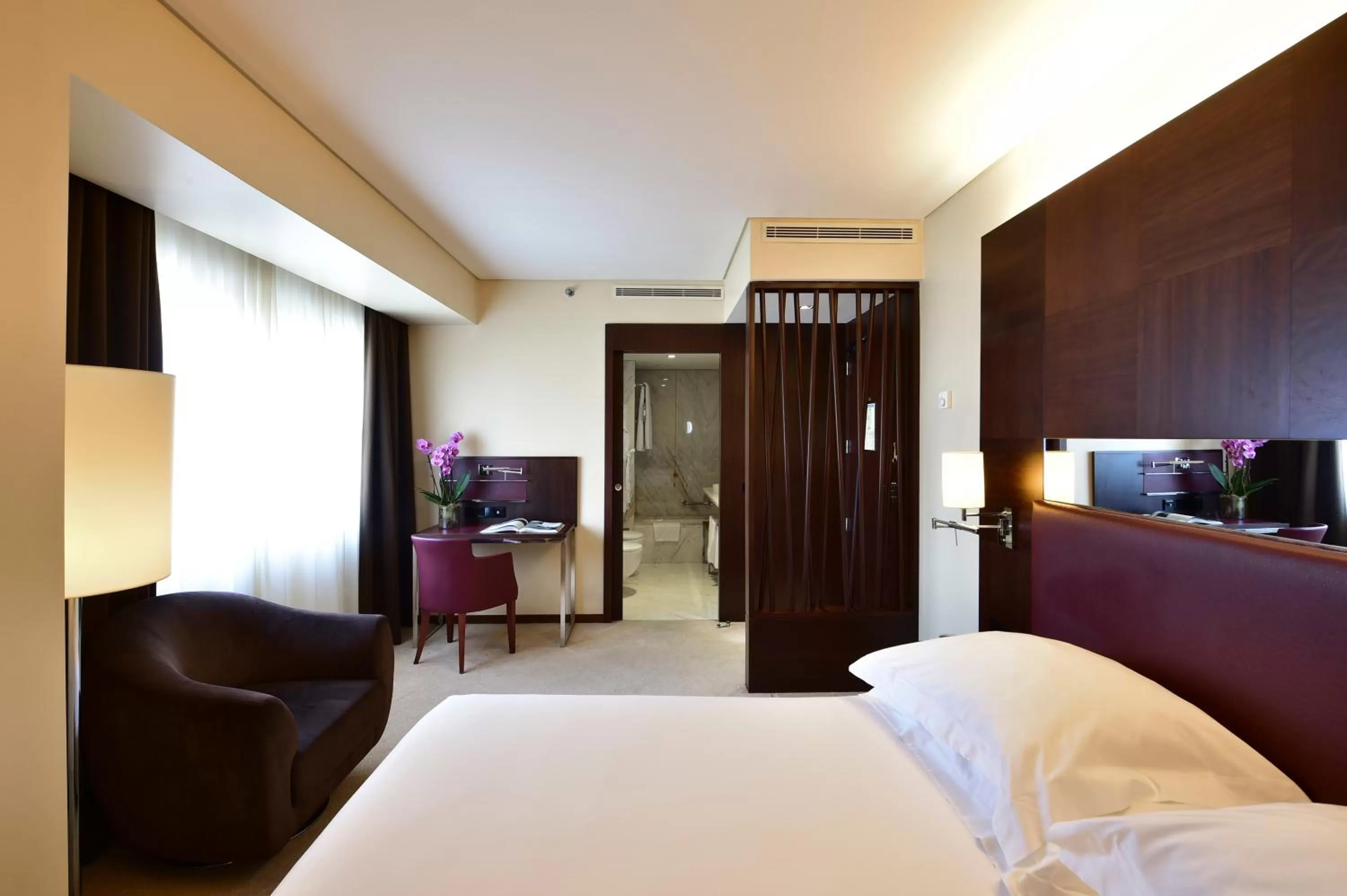 Living room, Bed in Porto Palácio Hotel by The Editory