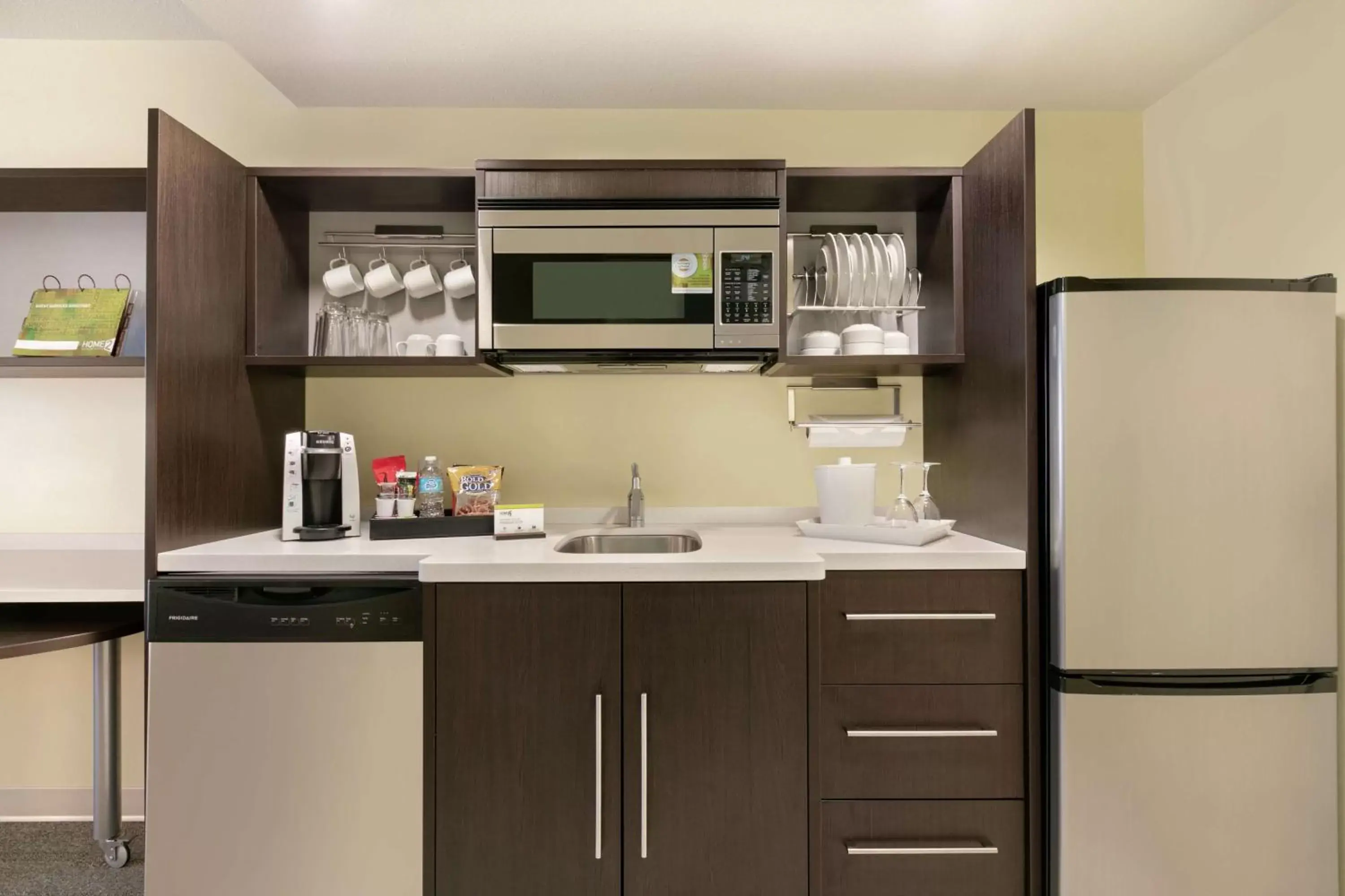 Kitchen or kitchenette, Kitchen/Kitchenette in Home2 Suites by Hilton Fort St. John