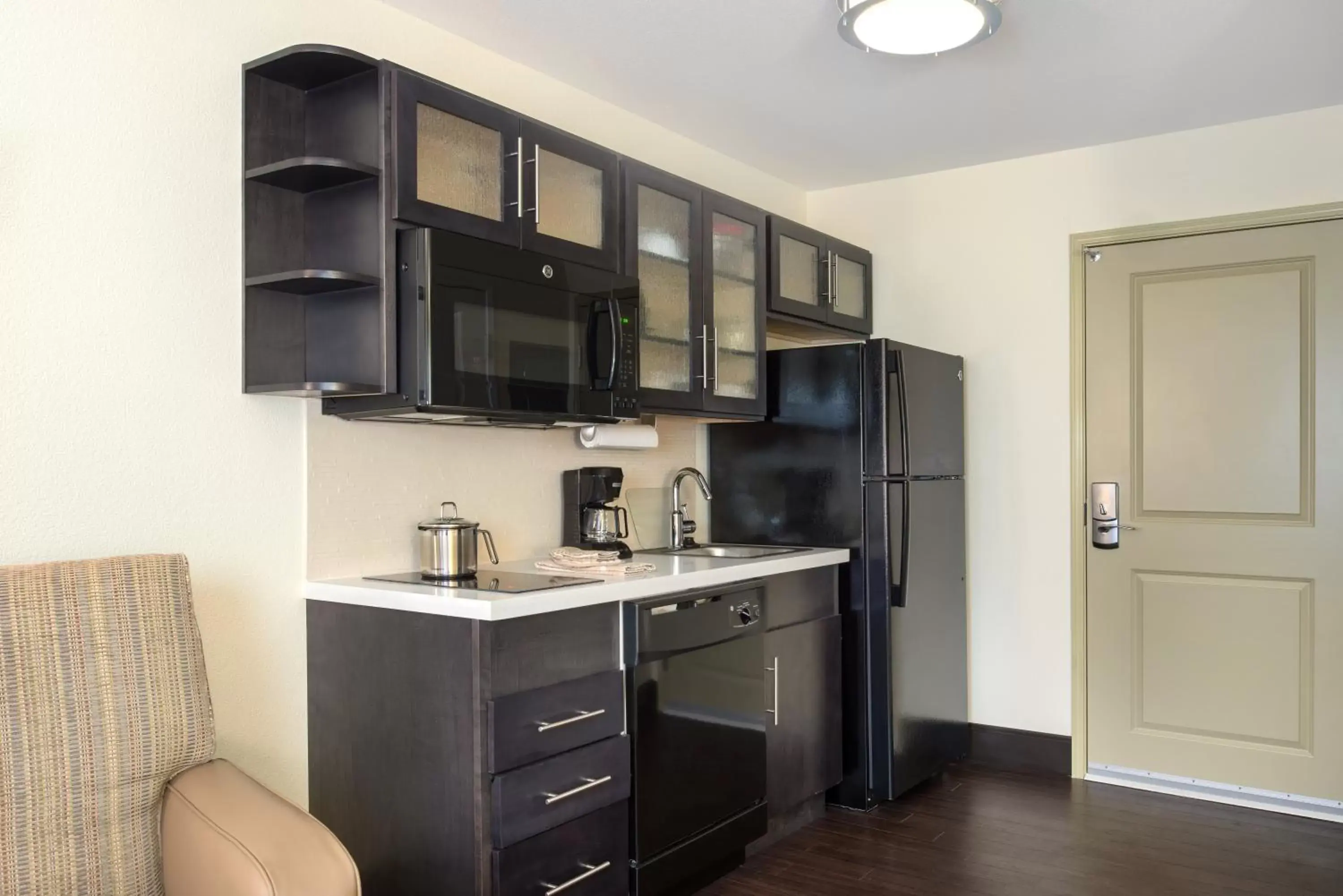Photo of the whole room, Kitchen/Kitchenette in Candlewood Suites Columbia Hwy 63 & I-70, an IHG Hotel