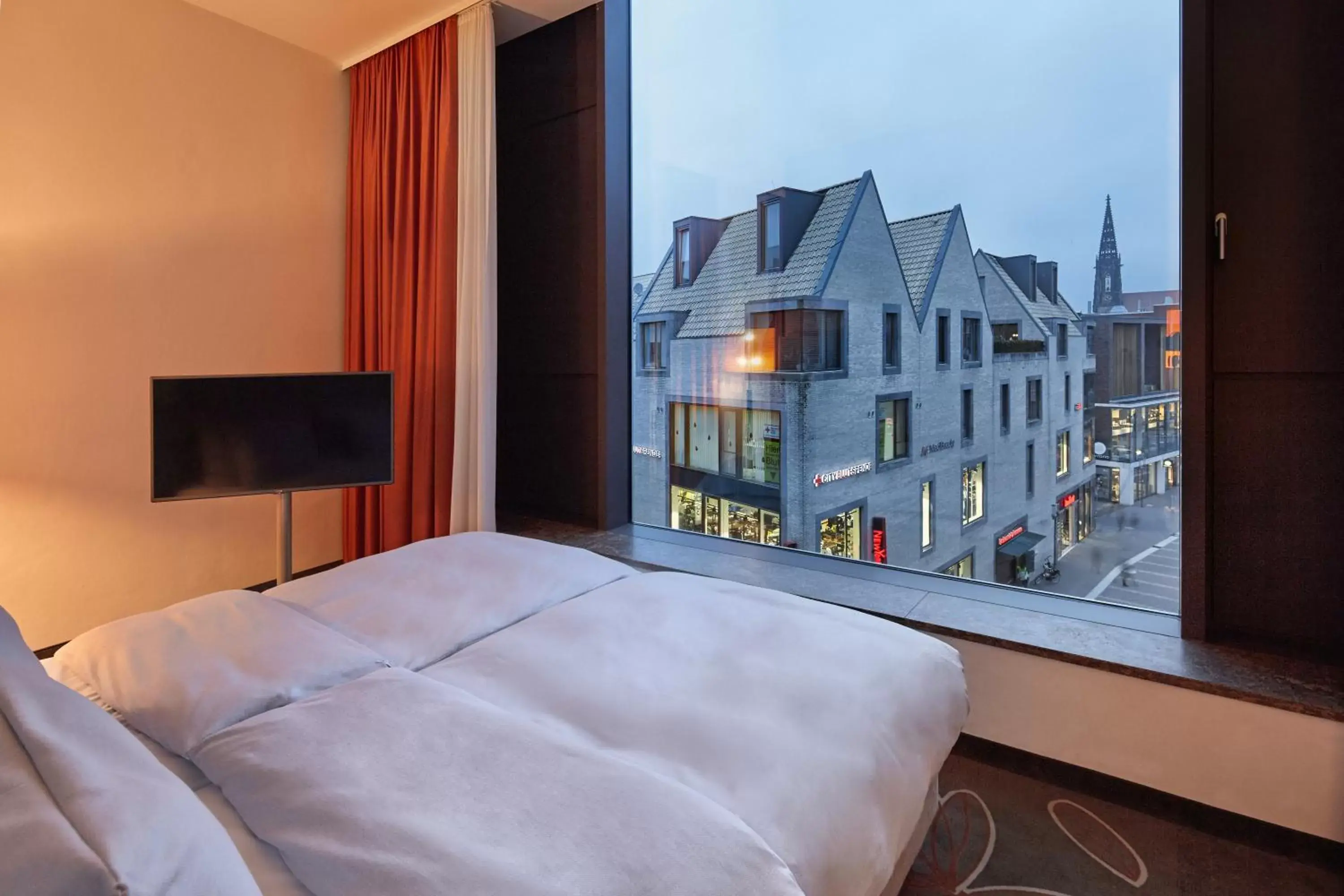 Photo of the whole room, Bed in H4 Hotel Münster