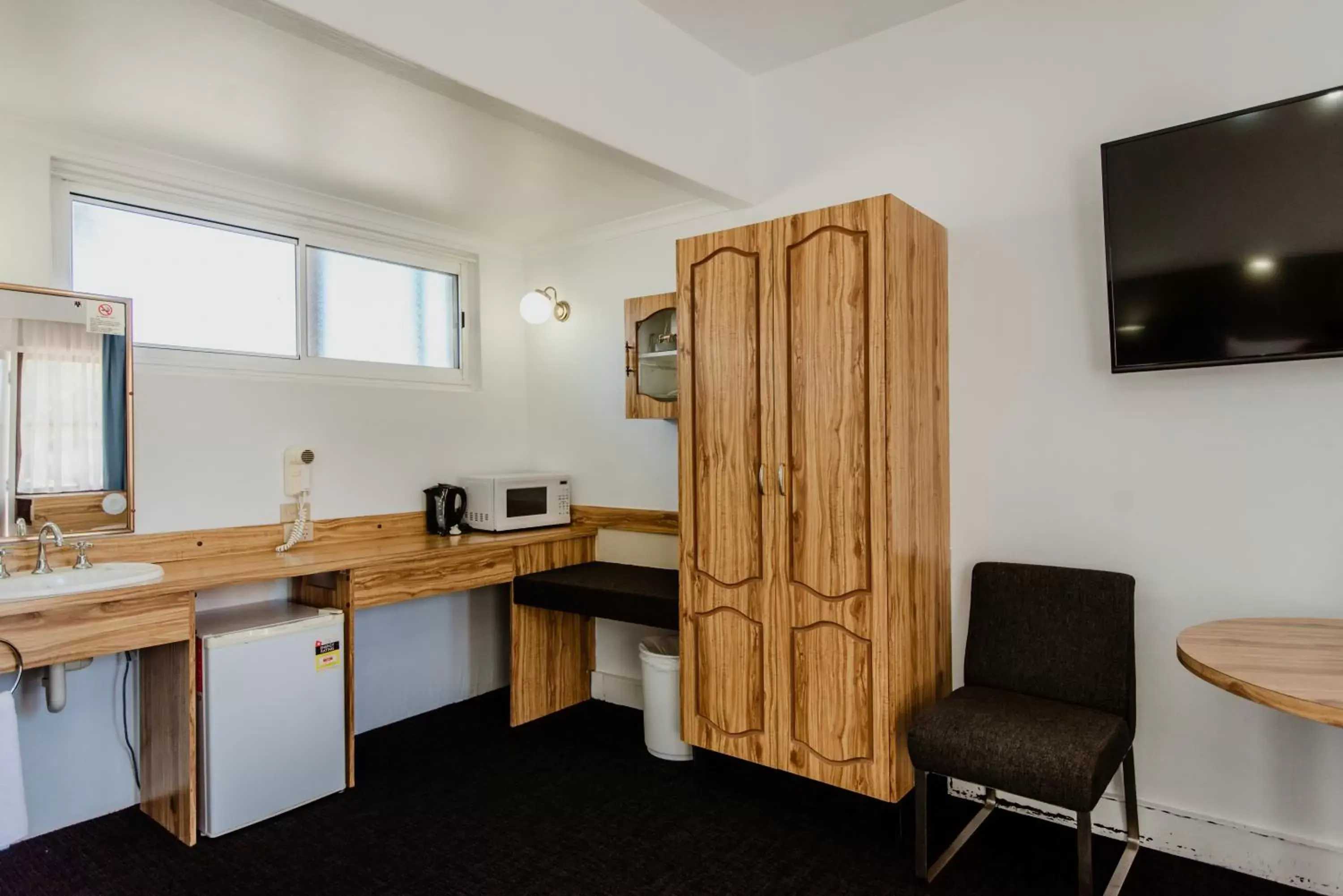 Dining area, TV/Entertainment Center in City Sider Motor Inn