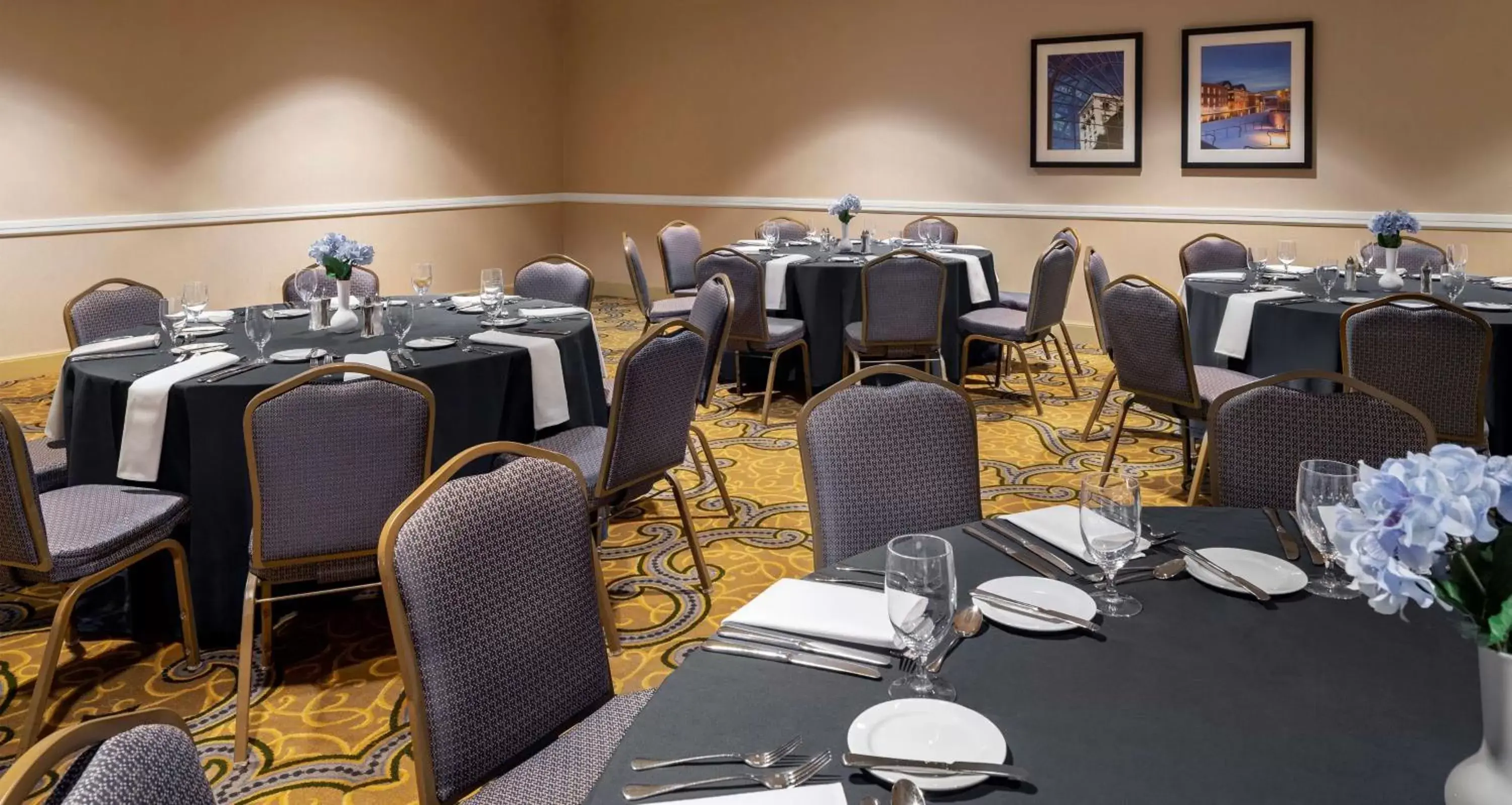 Meeting/conference room, Restaurant/Places to Eat in Hilton Indianapolis Hotel & Suites