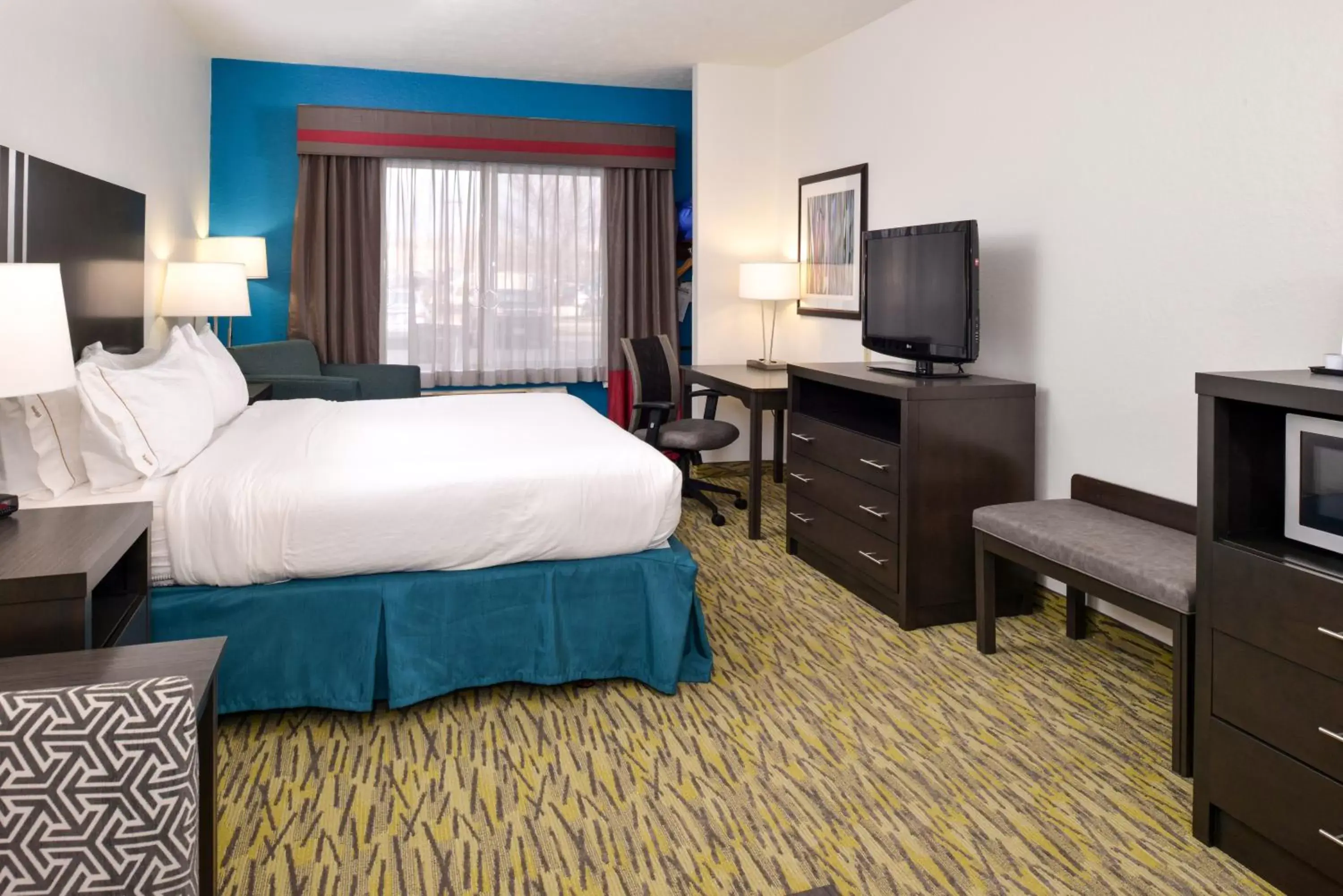 Photo of the whole room, Room Photo in Holiday Inn Express Hotel & Suites Omaha West, an IHG Hotel